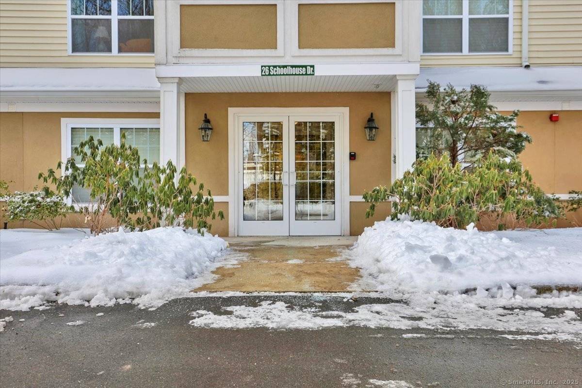 West Hartford, CT 06110,26 Schoolhouse Drive #209