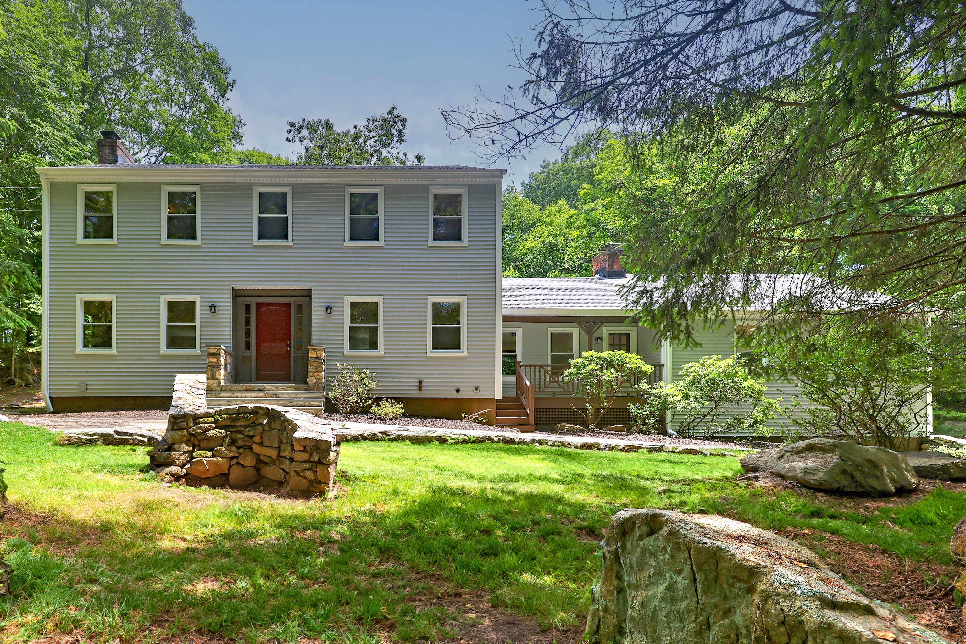 Weston, CT 06883,20 Ravenwood Drive