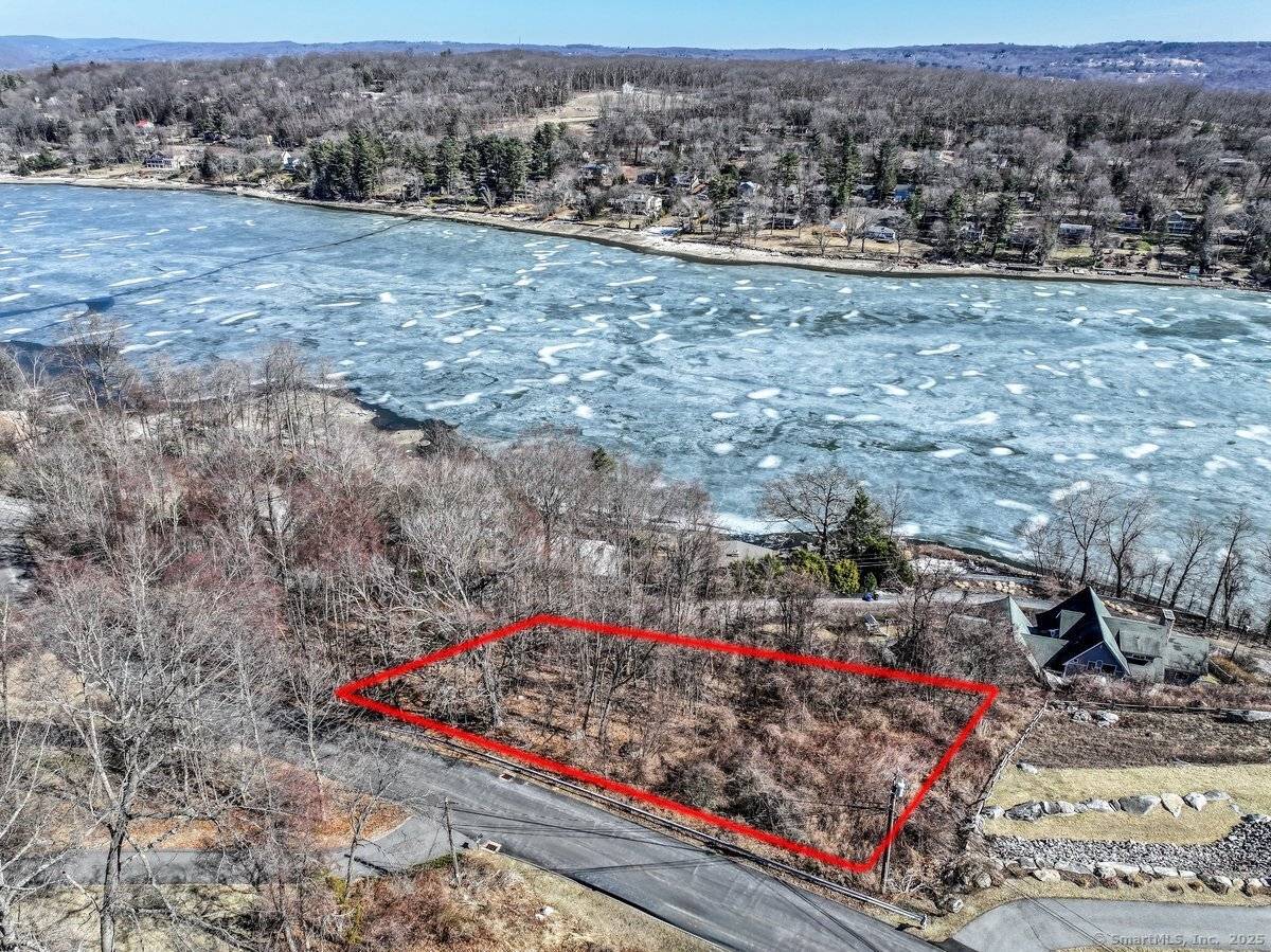 New Milford, CT 06776,22 Candlewood Common