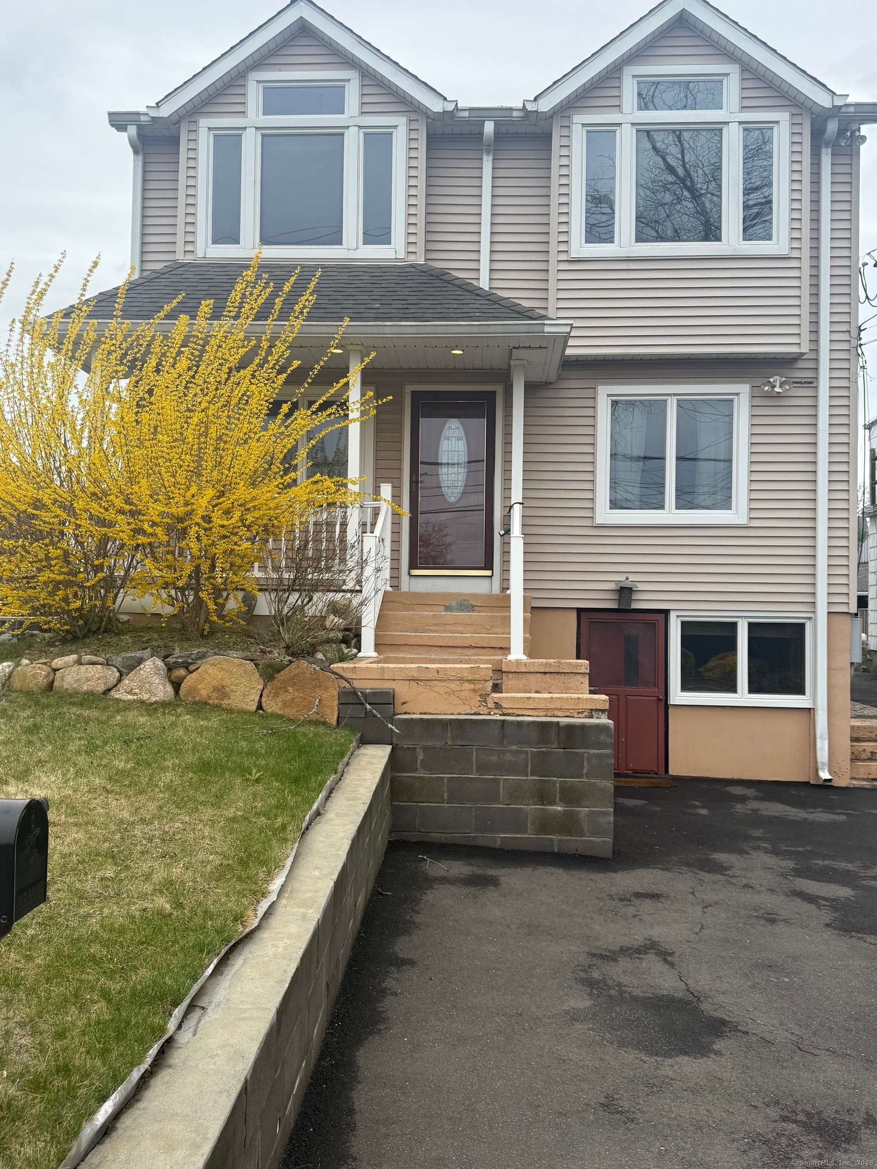 Stamford, CT 06902,556 Fairfield Avenue