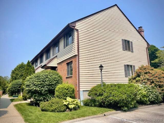Stamford, CT 06902,202 Soundview Avenue #3
