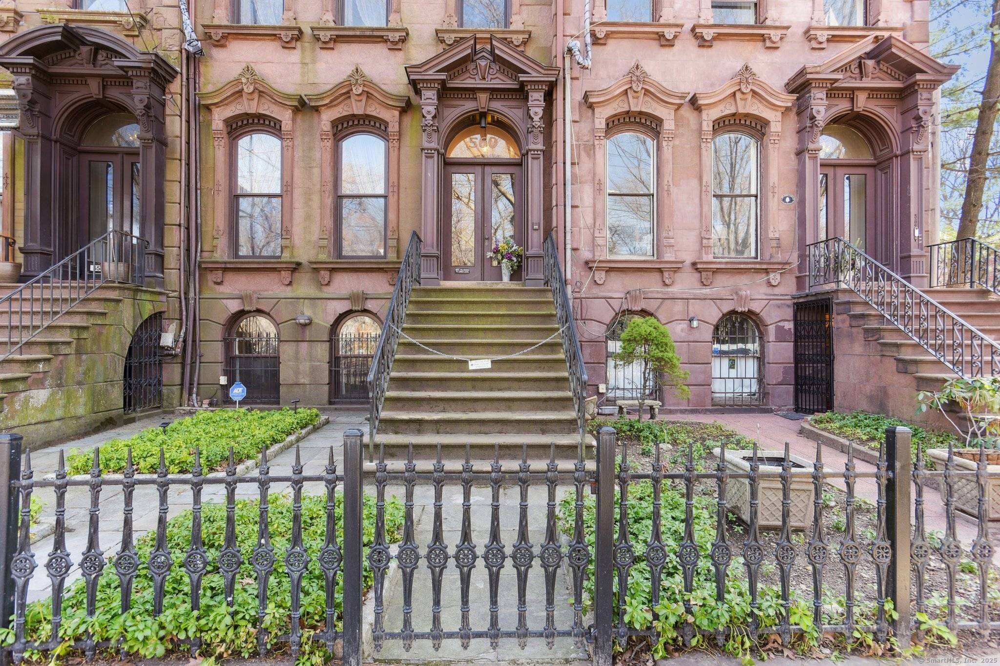 New Haven, CT 06511,560 Chapel Street
