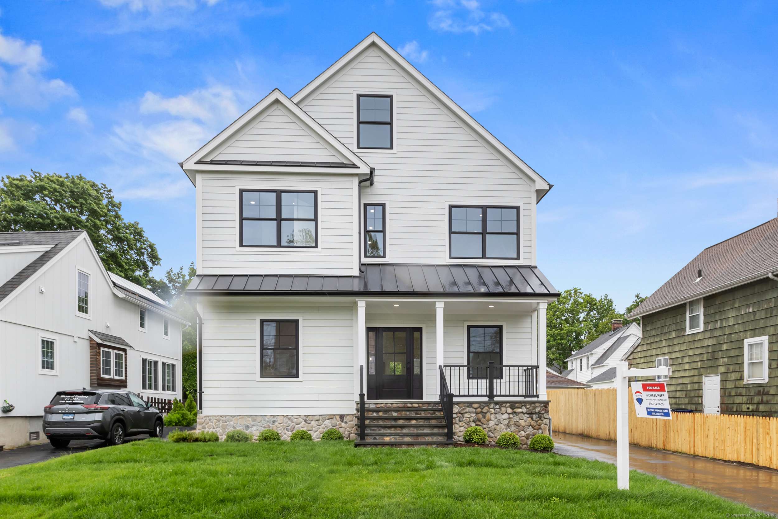 Fairfield, CT 06824,879 Riverside Drive