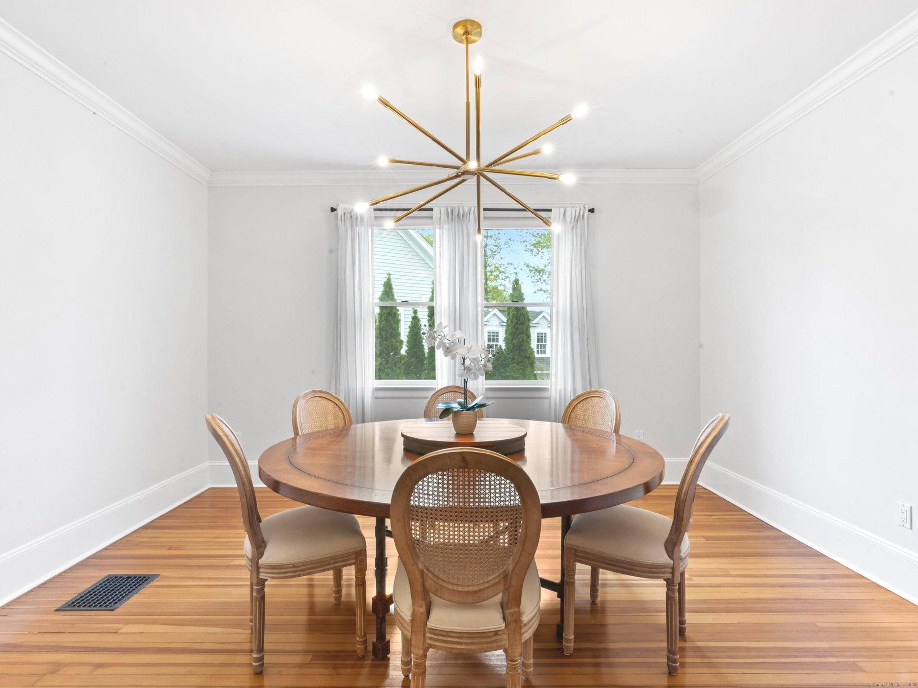 New Canaan, CT 06840,92 Oak Street