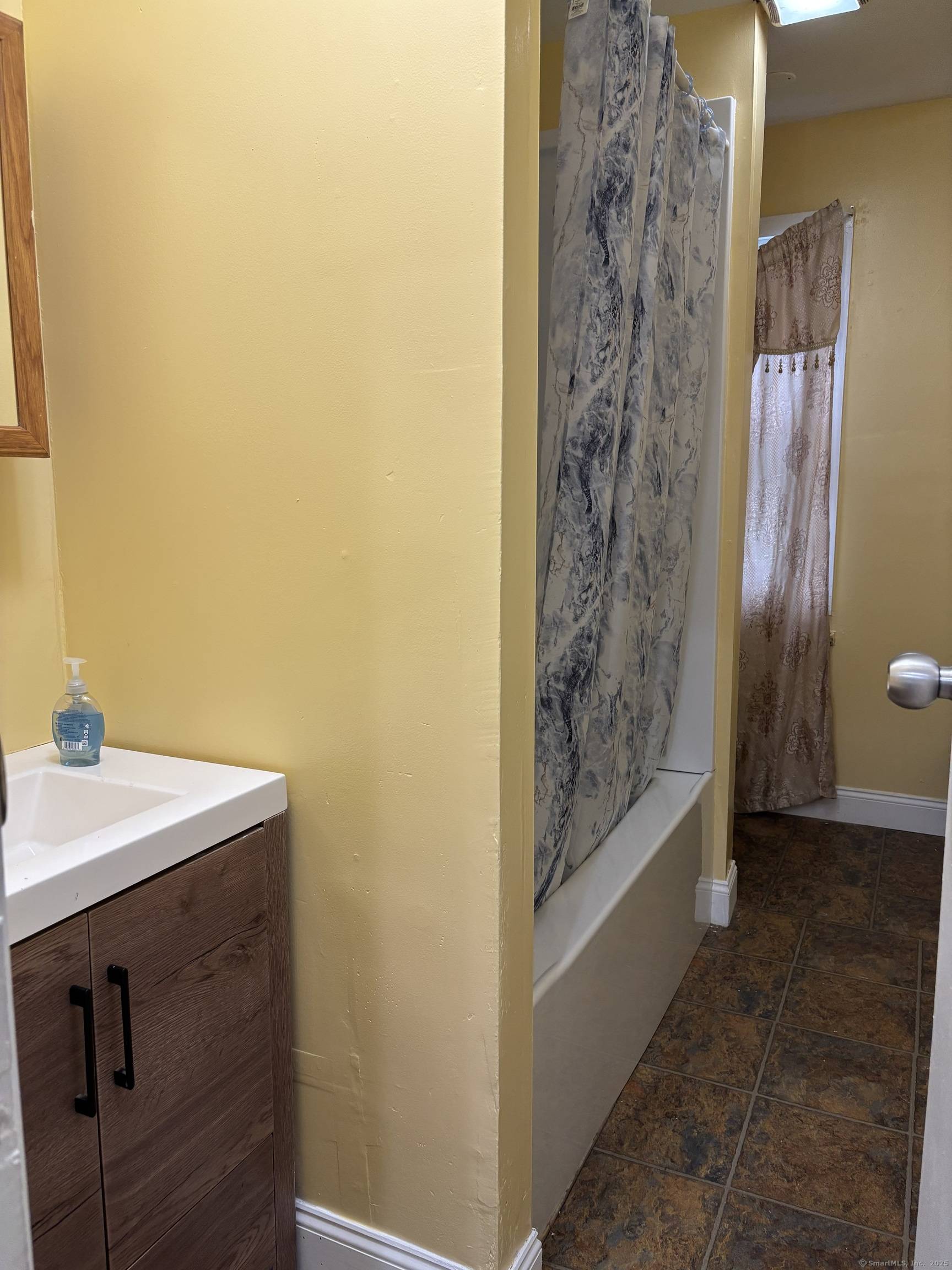 Waterbury, CT 06704,61 Ward Street #1