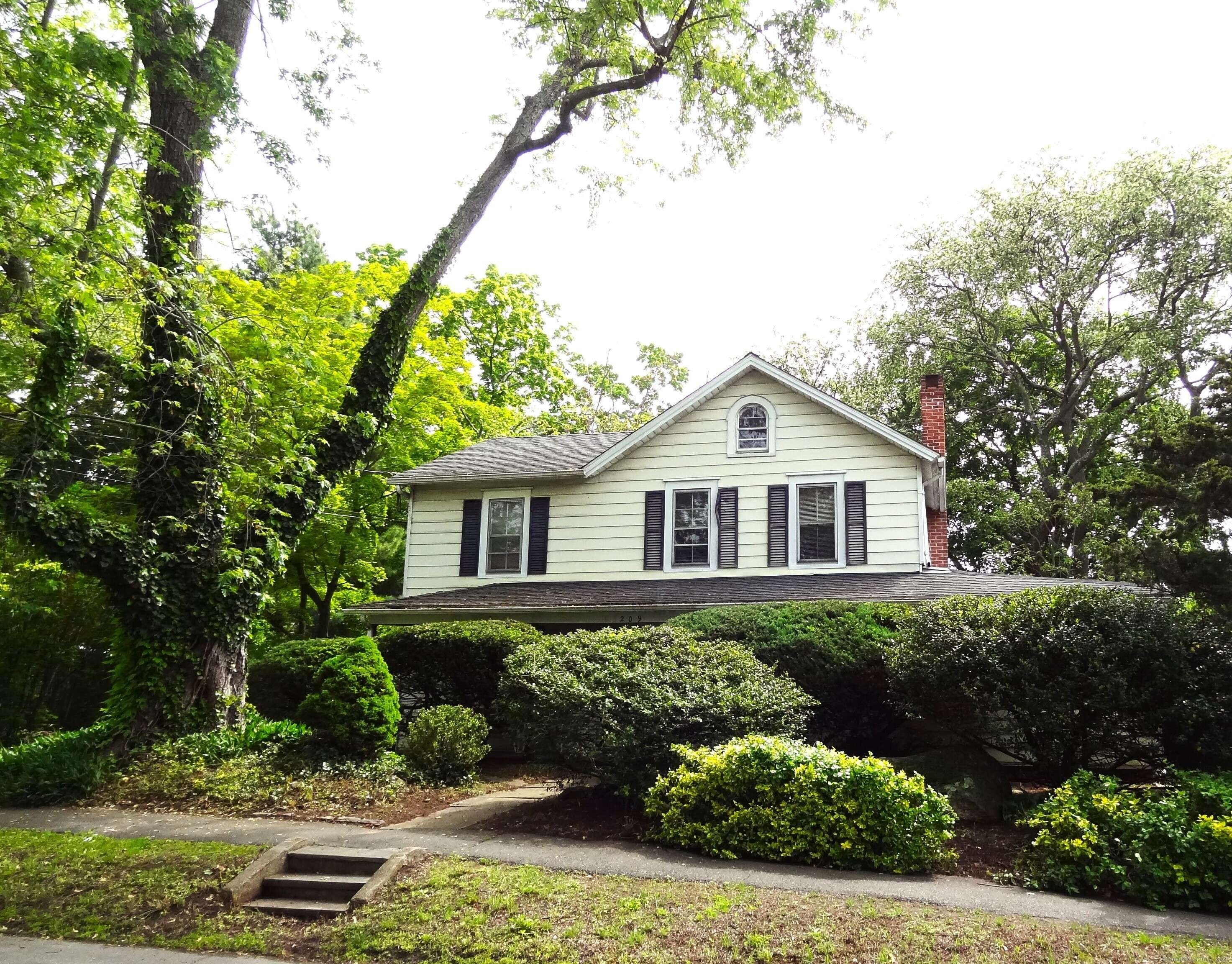 Fairfield, CT 06824,209 South Pine Creek Road