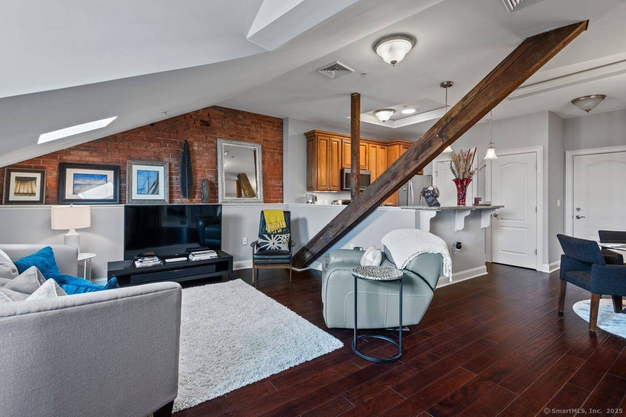 New London, CT 06320,461 Bank Street #410