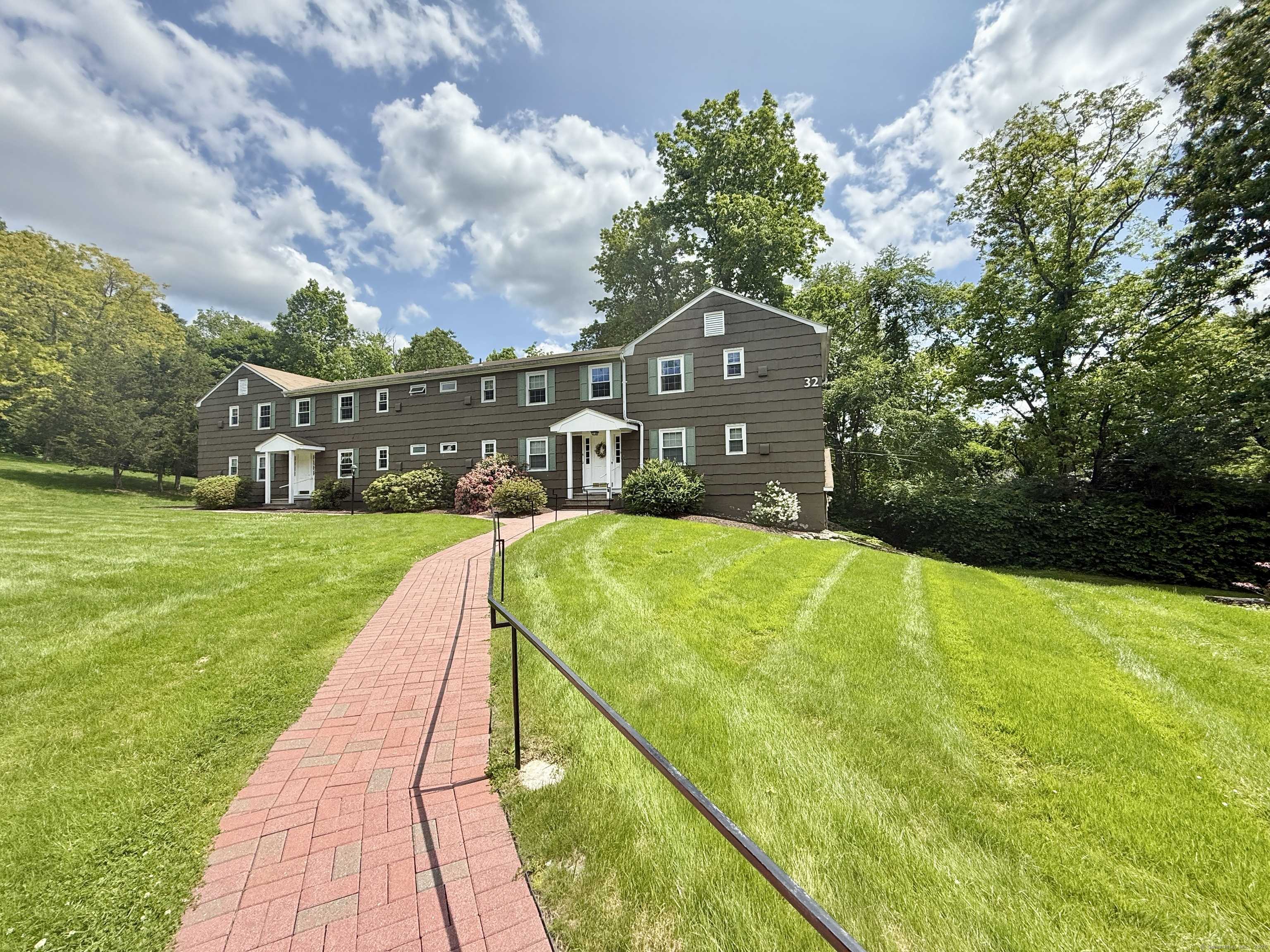Woodbury, CT 06798,14 Arrowhead Way #APT C1