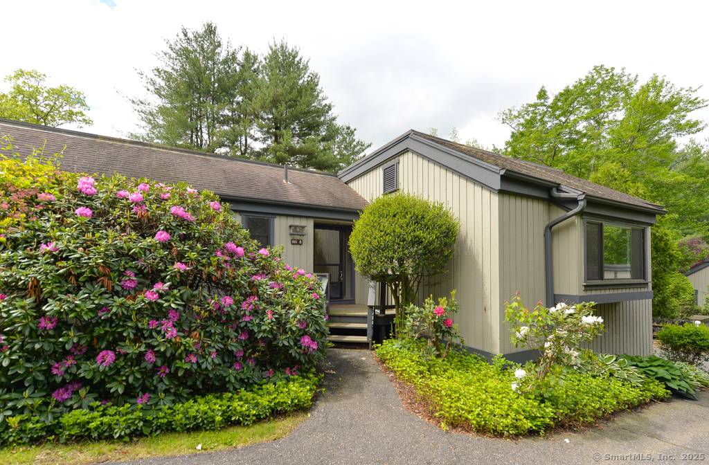 Southbury, CT 06488,881 Heritage Village #B