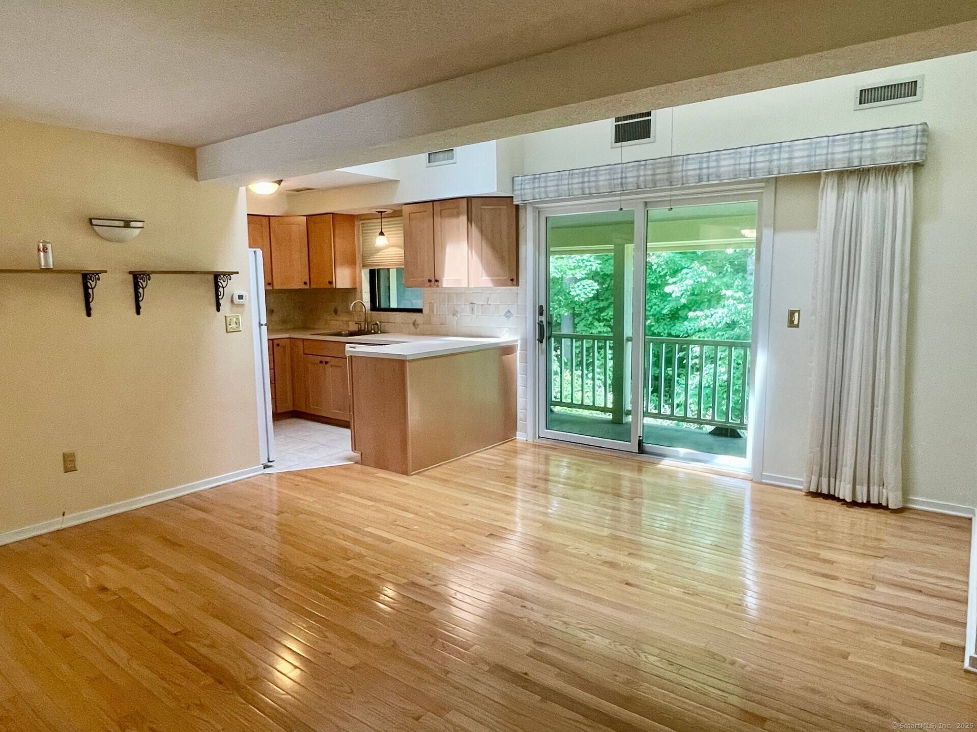 Hamden, CT 06518,3208 Whitney Avenue #9D