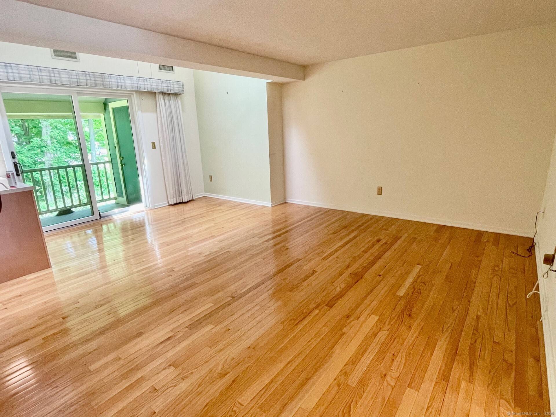 Hamden, CT 06518,3208 Whitney Avenue #9D