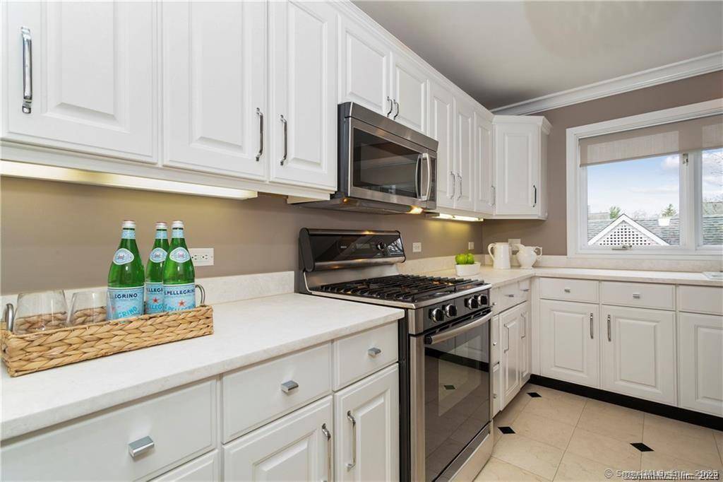 Greenwich, CT 06807,453 East Putnam Avenue #APT 4E