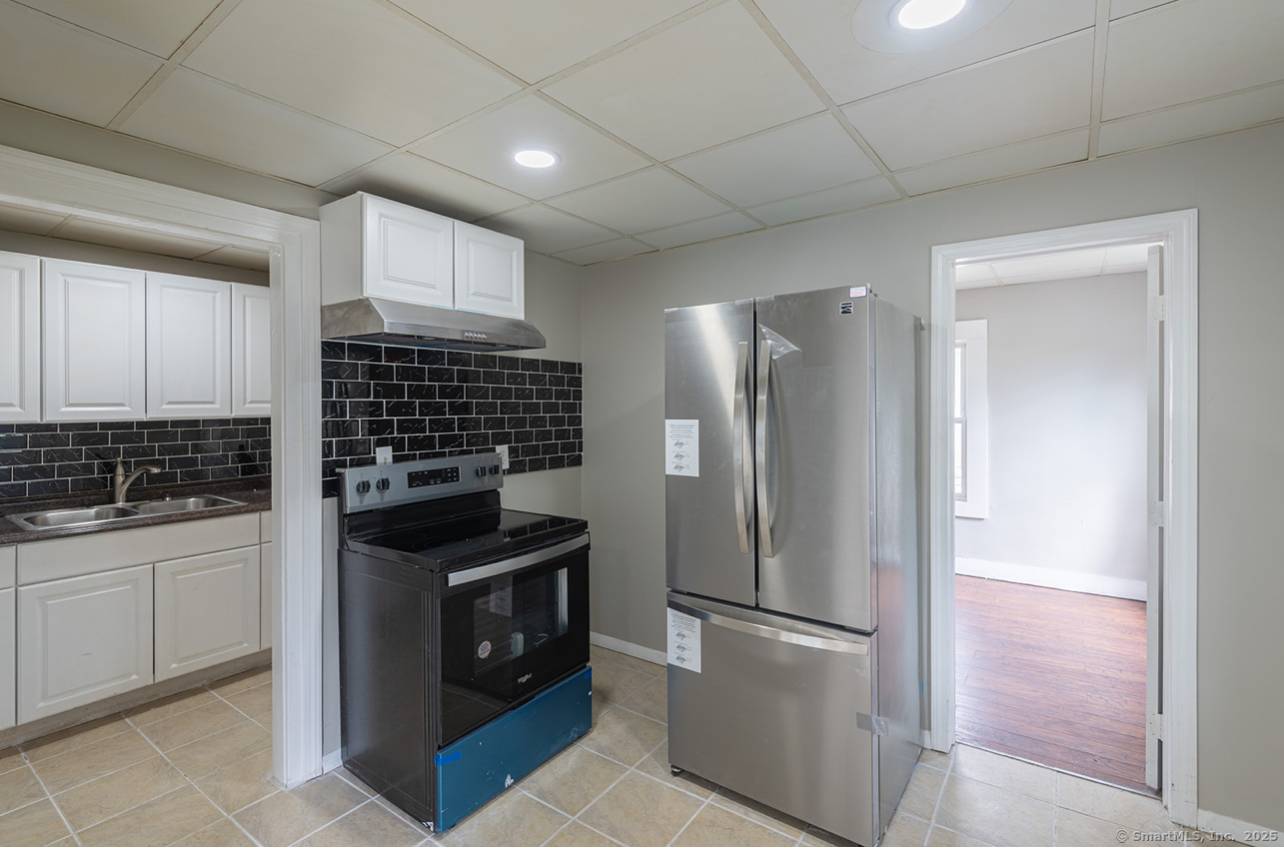 Meriden, CT 06450,pine Street