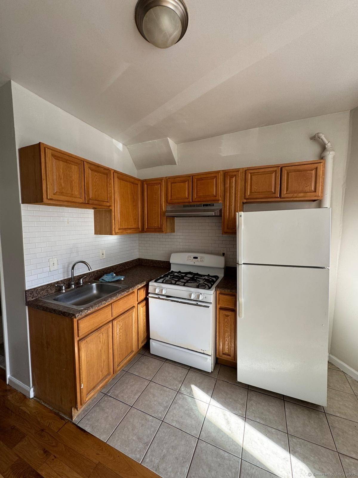 Bridgeport, CT 06607,1873 Stratford Avenue #14