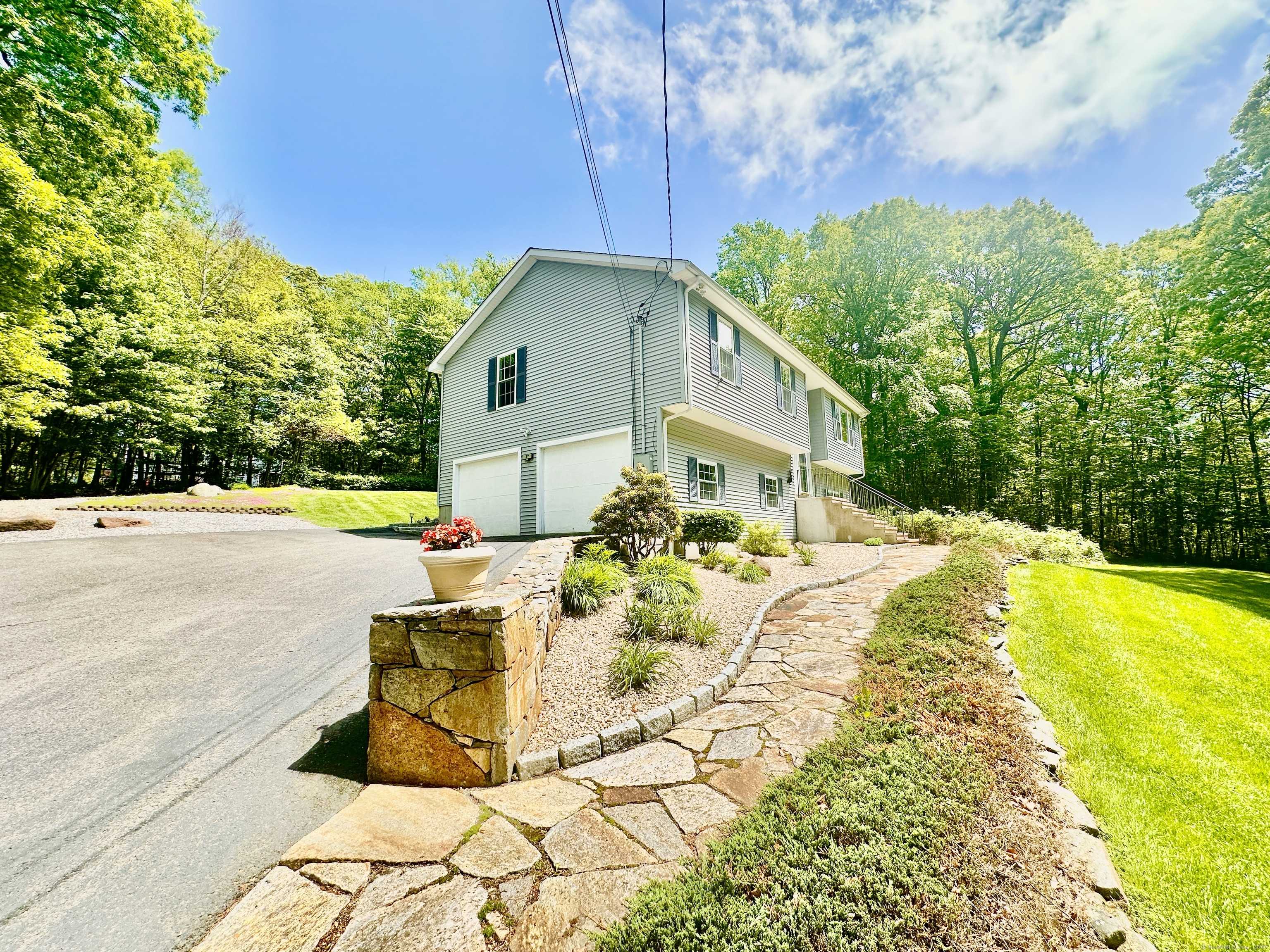 Naugatuck, CT 06770,27 Fieldstone Terrace