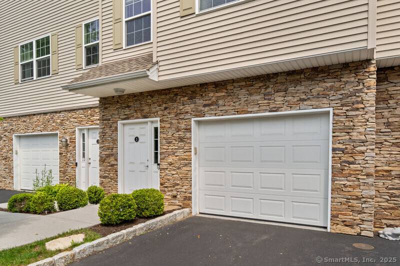 Brookfield, CT 06804,3 Riverview Court #3