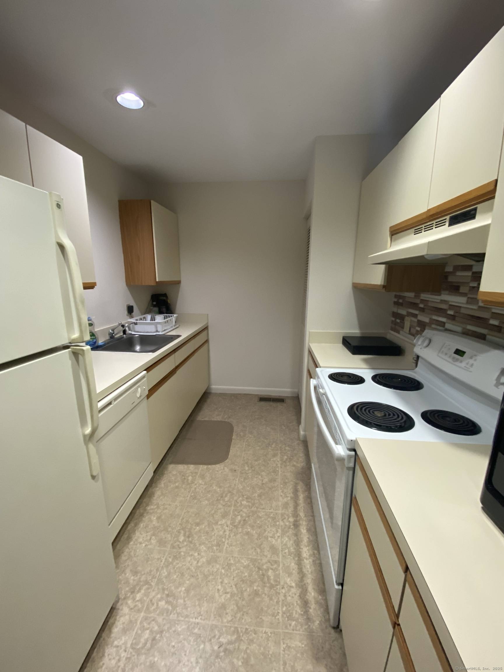 Middletown, CT 06457,675 Newfield Street #15