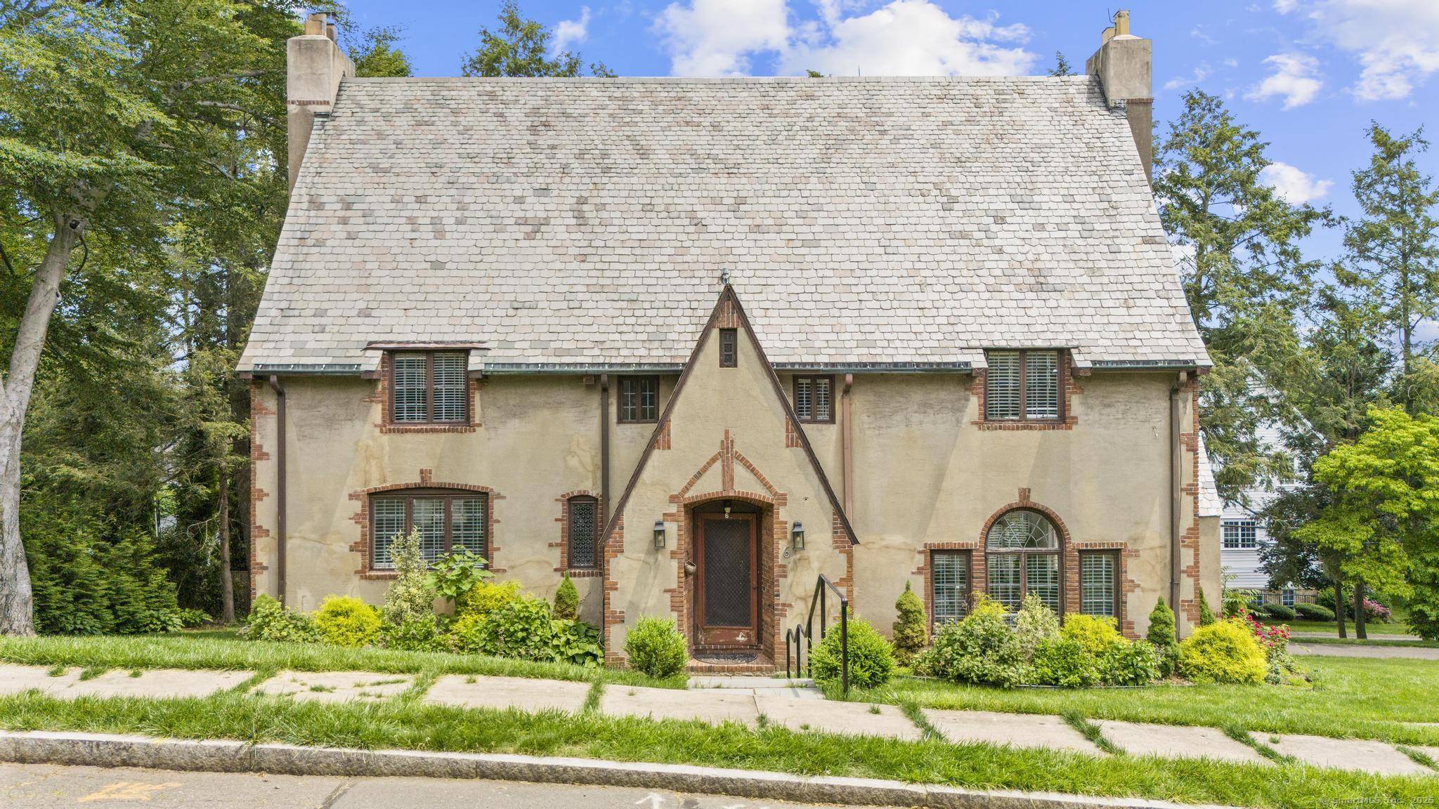 West Hartford, CT 06119,6 West Hill Drive