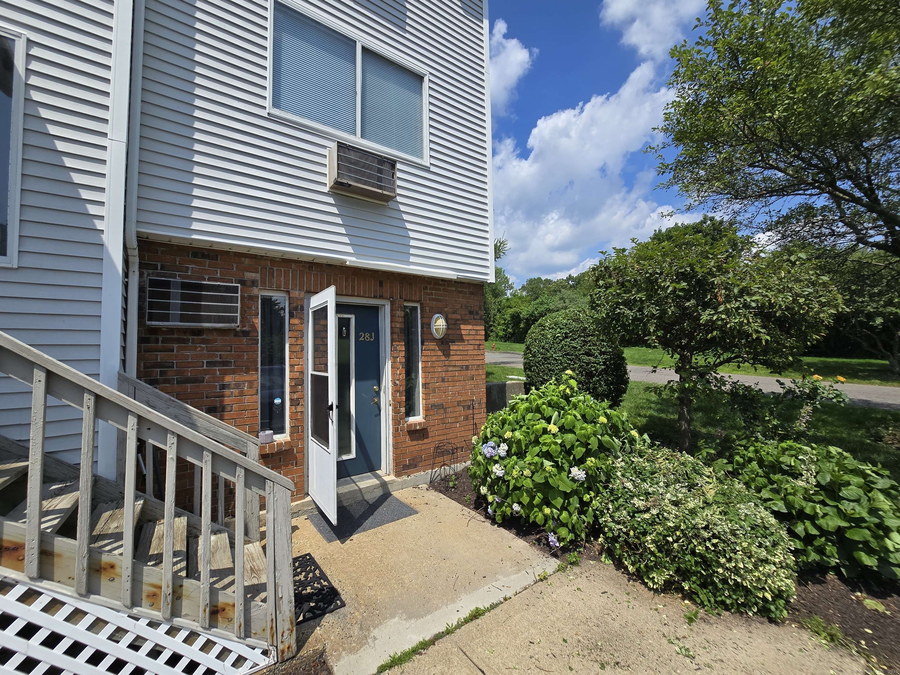 Waterbury, CT 06708,925 Oronoke Road #28J