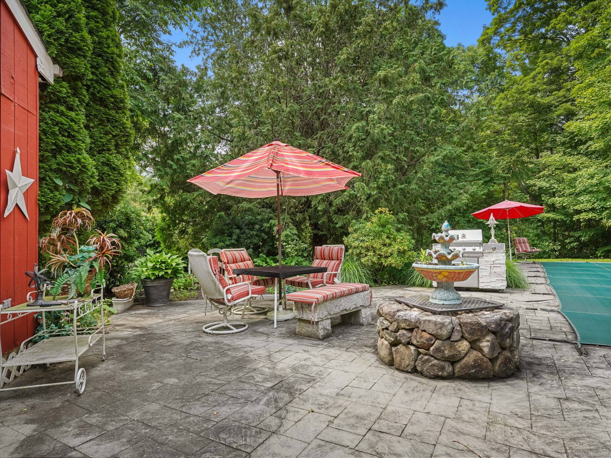 Weston, CT 06883,4 Whippoorwill Lane
