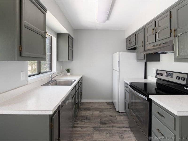 Milford, CT 06461,102 Foxwood Close #102