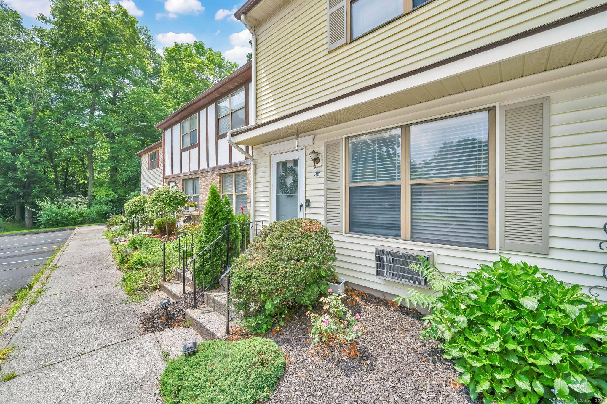 Southington, CT 06479,996 Meriden Waterbury Turnpike #APT 3E