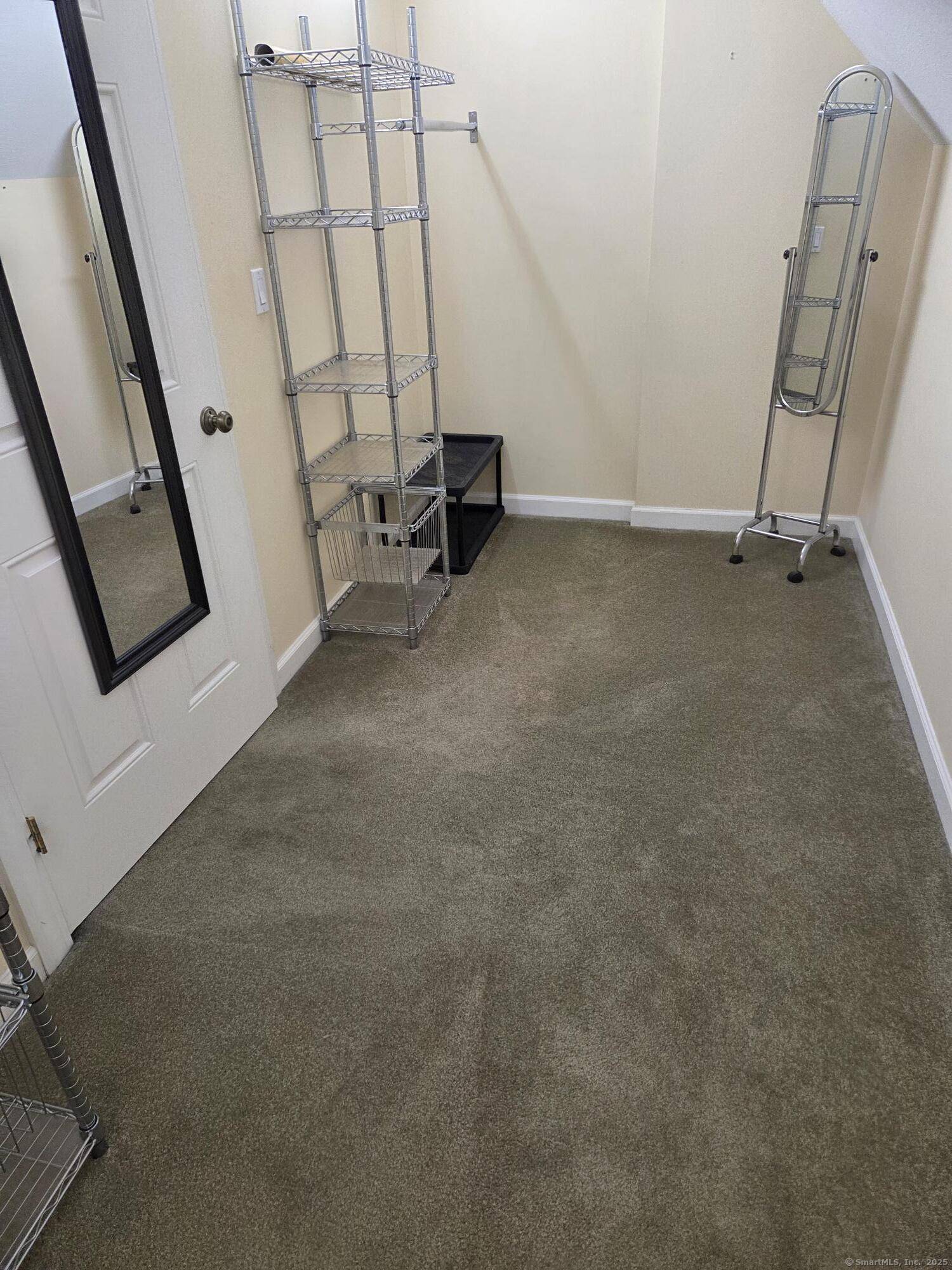 East Windsor, CT 06088,216 wells Road