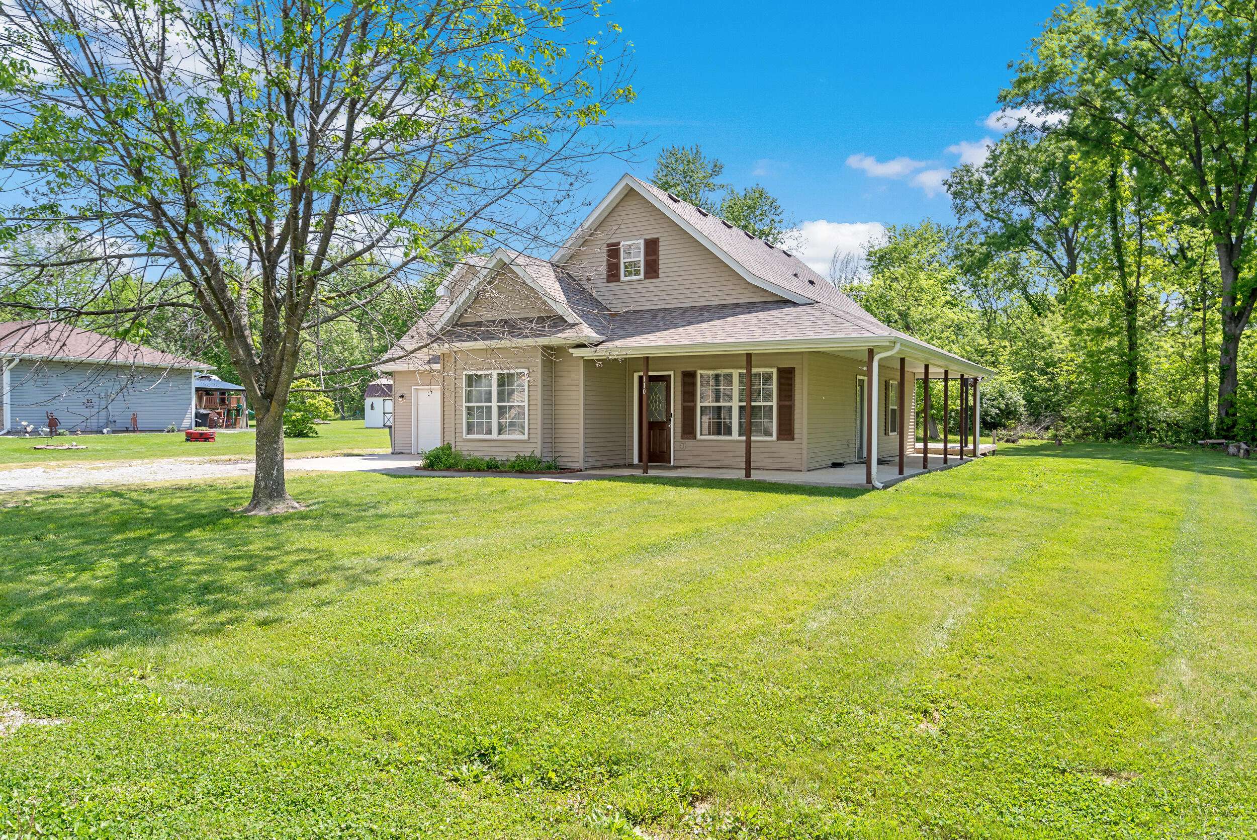 Hallsville, MO 65255,110 Oak LN