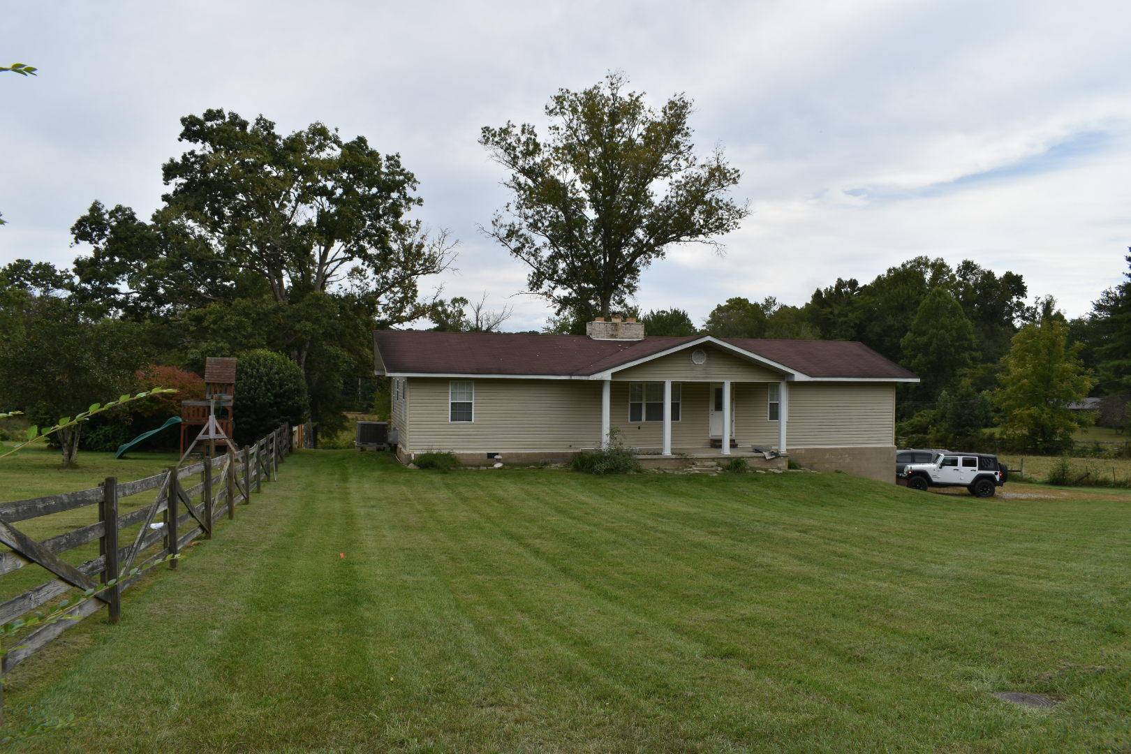 Oneida, TN 37841,876 Cooper Lake Rd