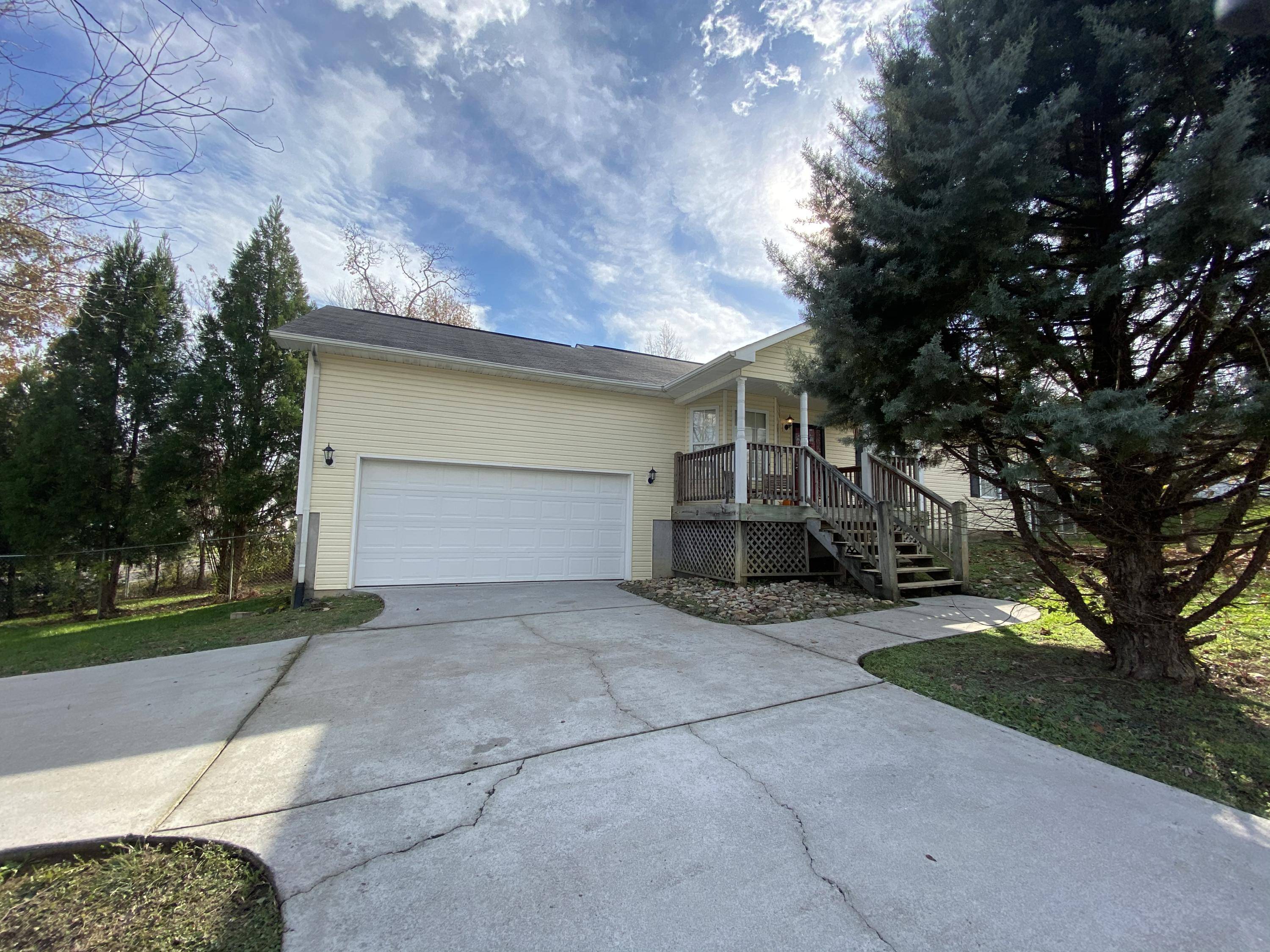 Knoxville, TN 37920,814 Centeroak DR