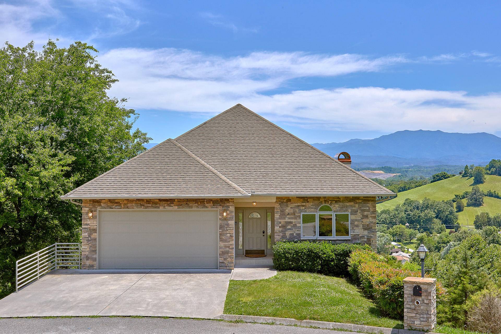 Sevierville, TN 37862,446 Maggie Mack LN