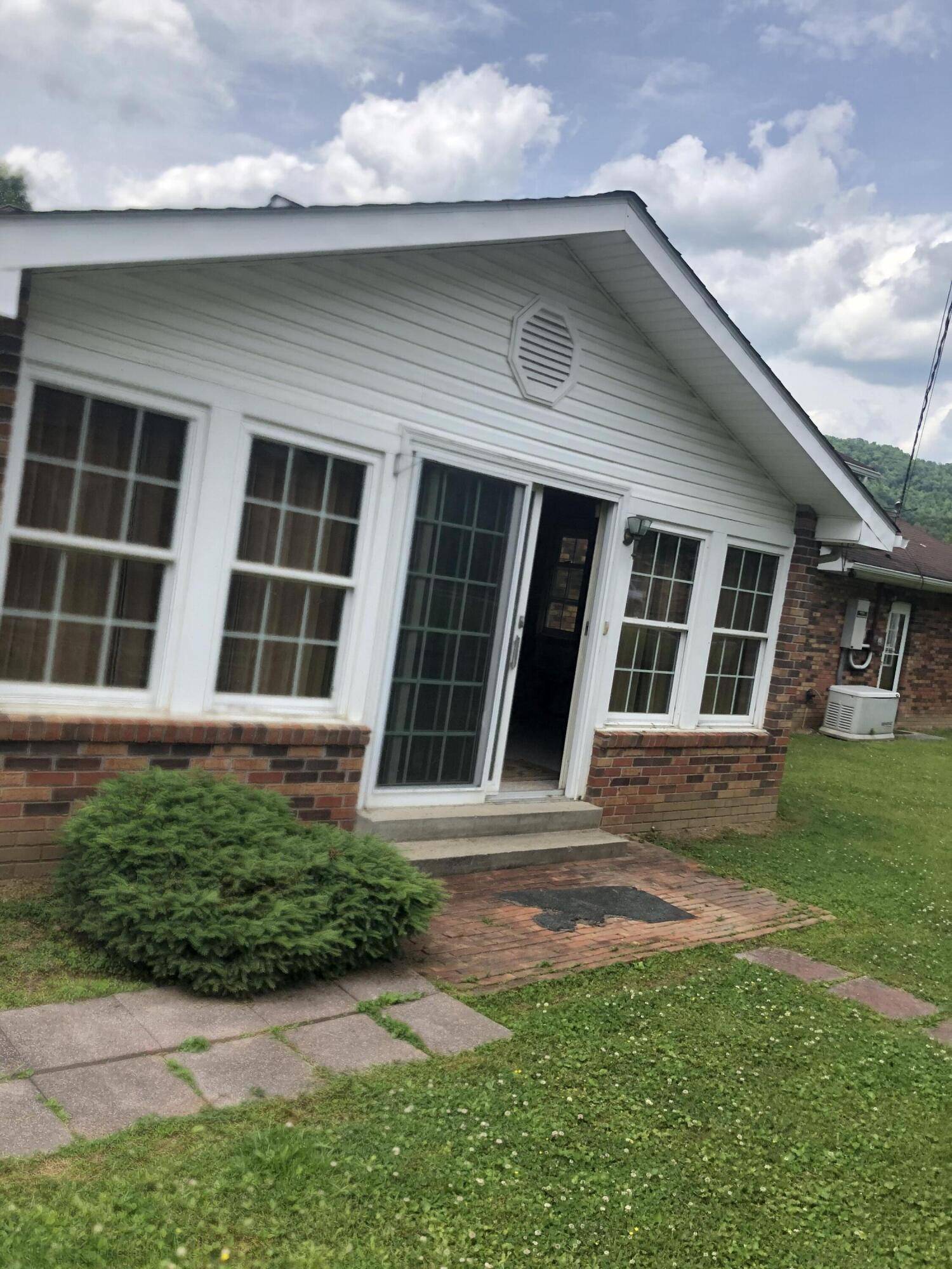 Harlan, KY 40831,93 Maple DR