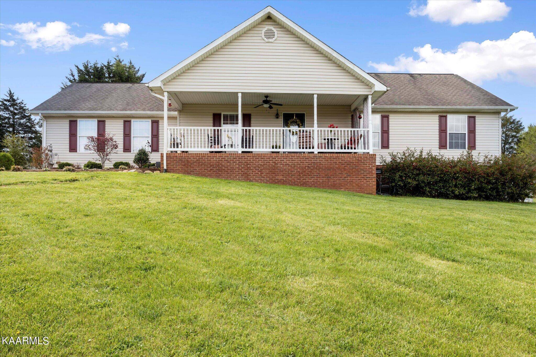 Strawberry Plains, TN 37871,509 Lacey DR