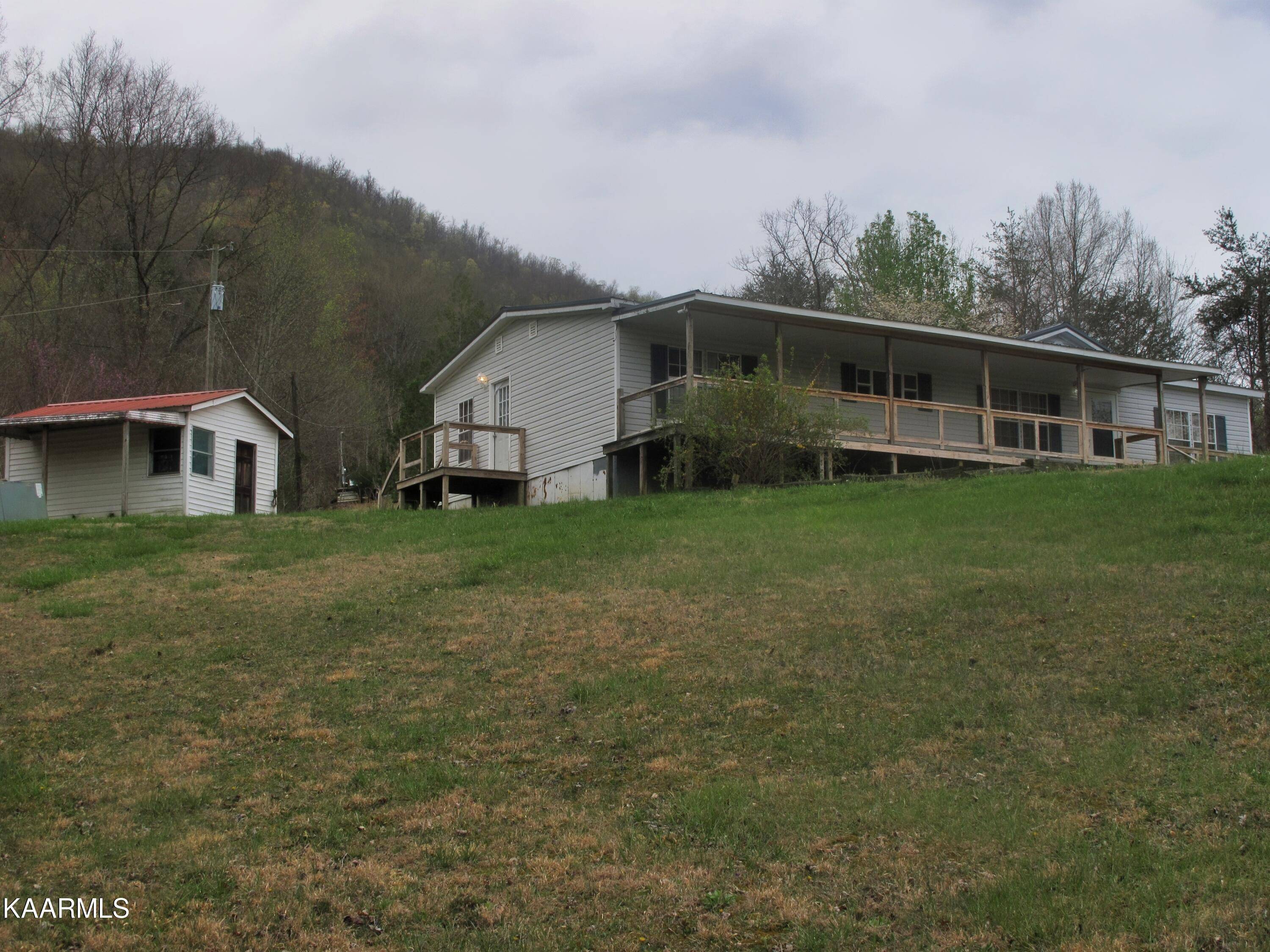 Jellico, TN 37762,207 Davis LN