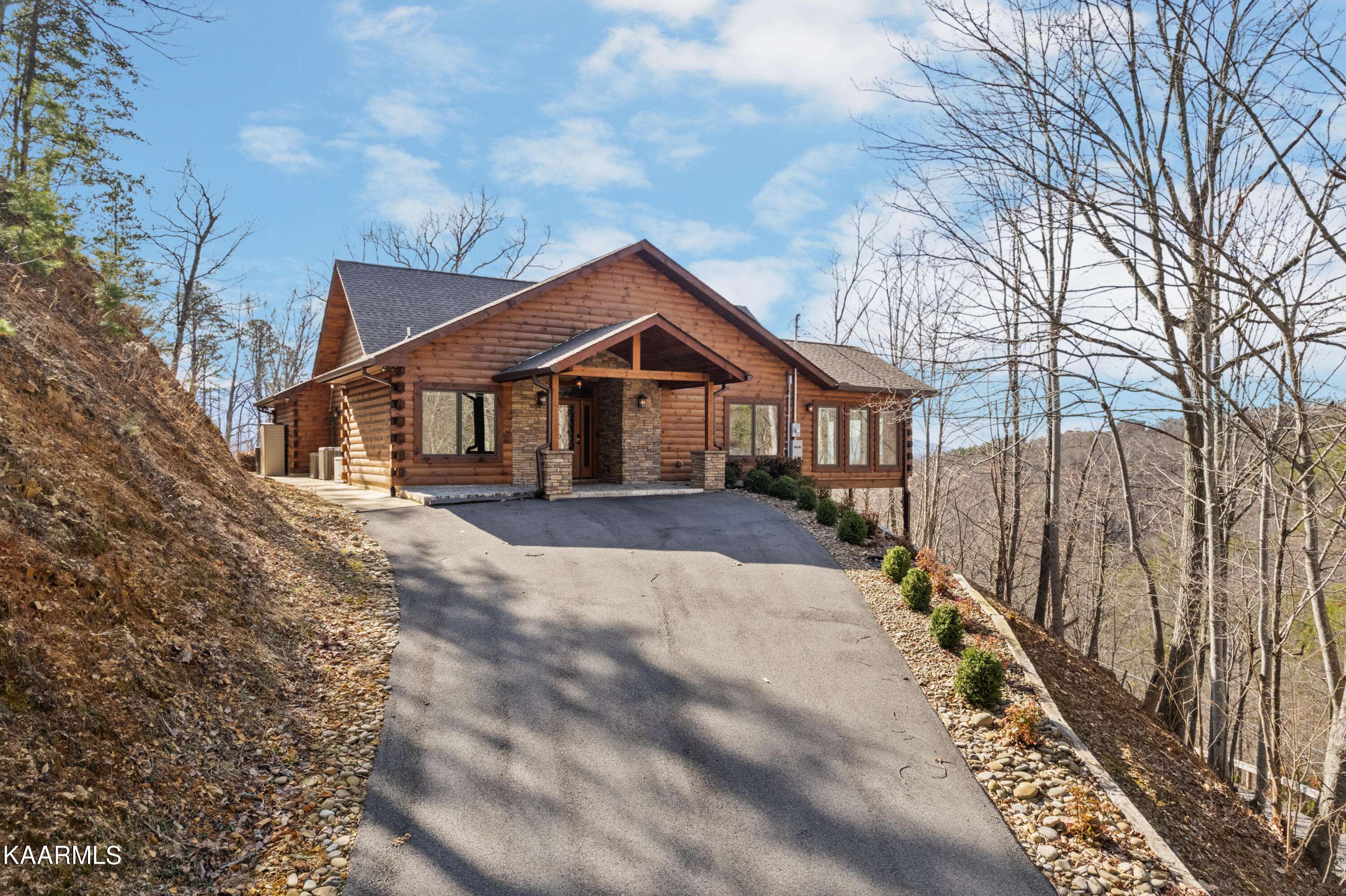 Gatlinburg, TN 37738,1012 Pine Top LN