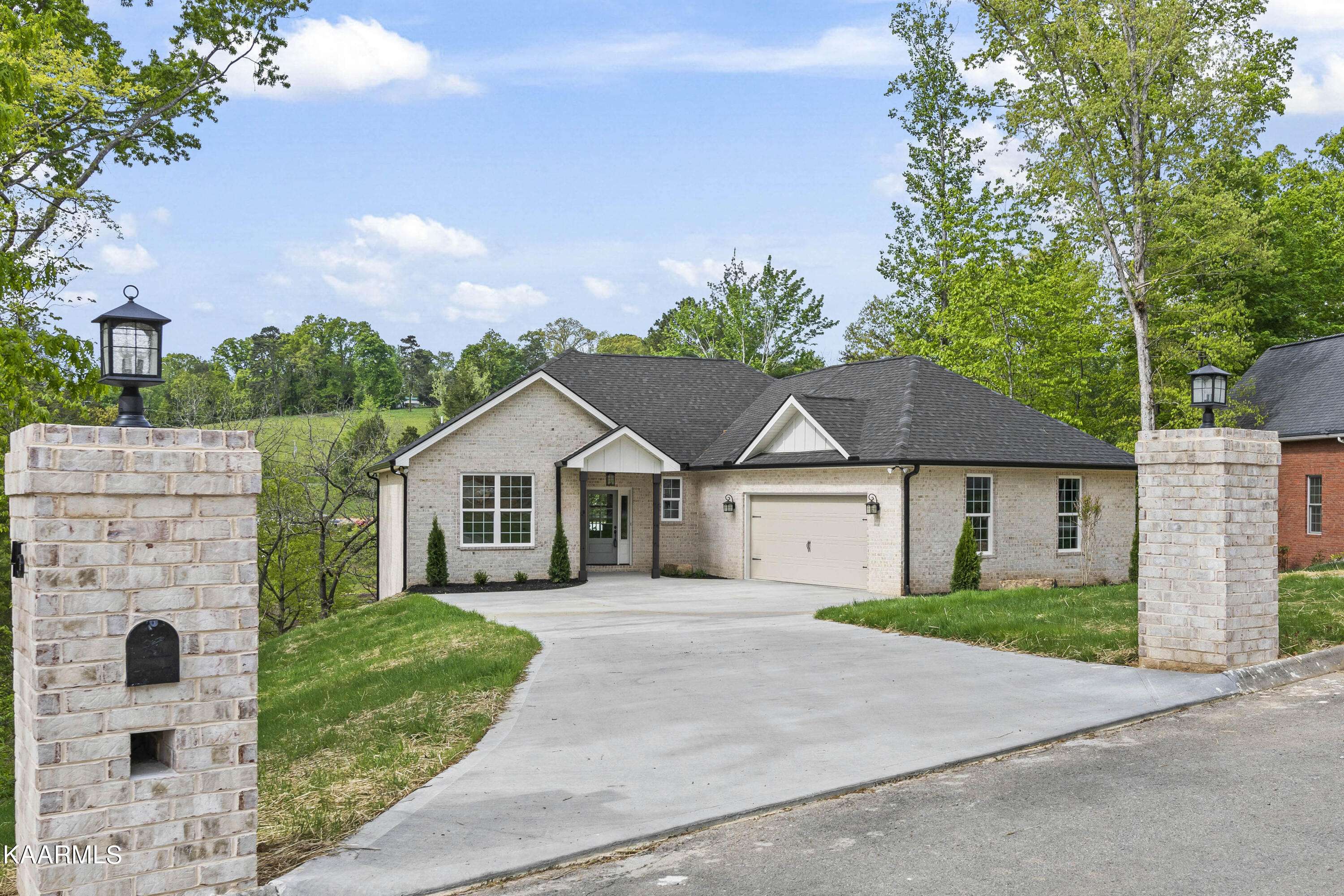 Clinton, TN 37716,415 Alpine DR