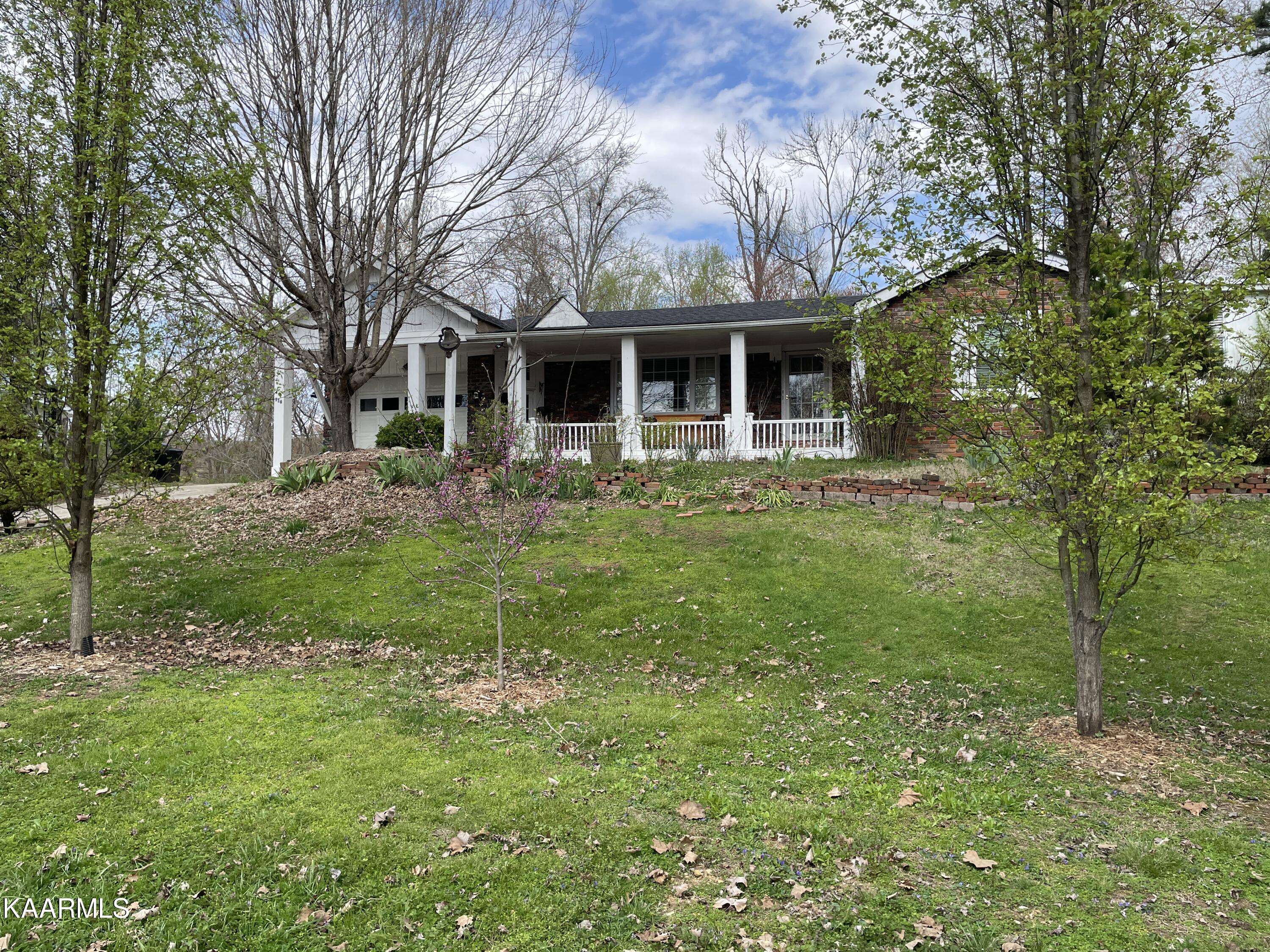 Oliver Springs, TN 37840,116 Dale Ave