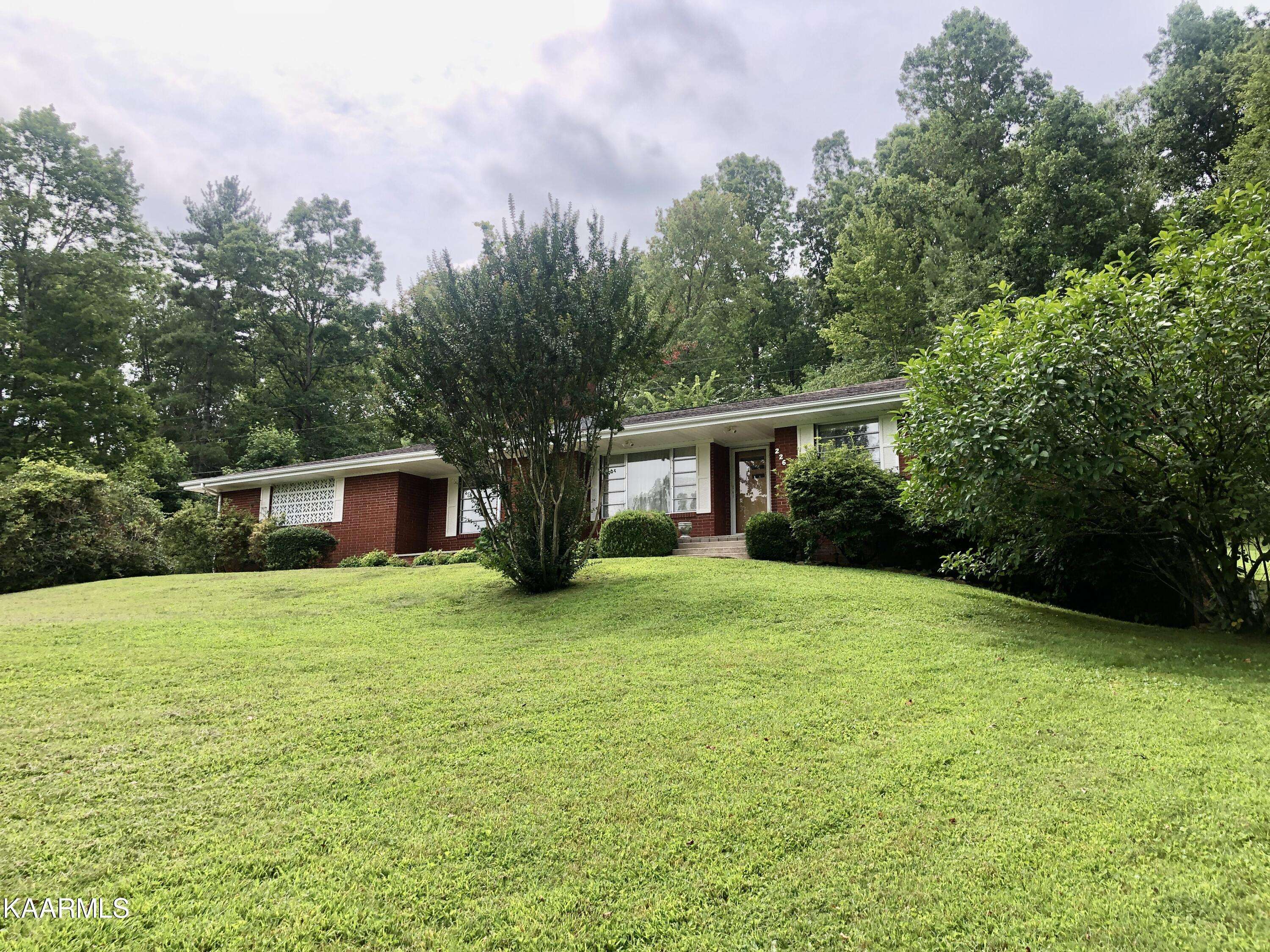 Oneida, TN 37841,226 Lake DR