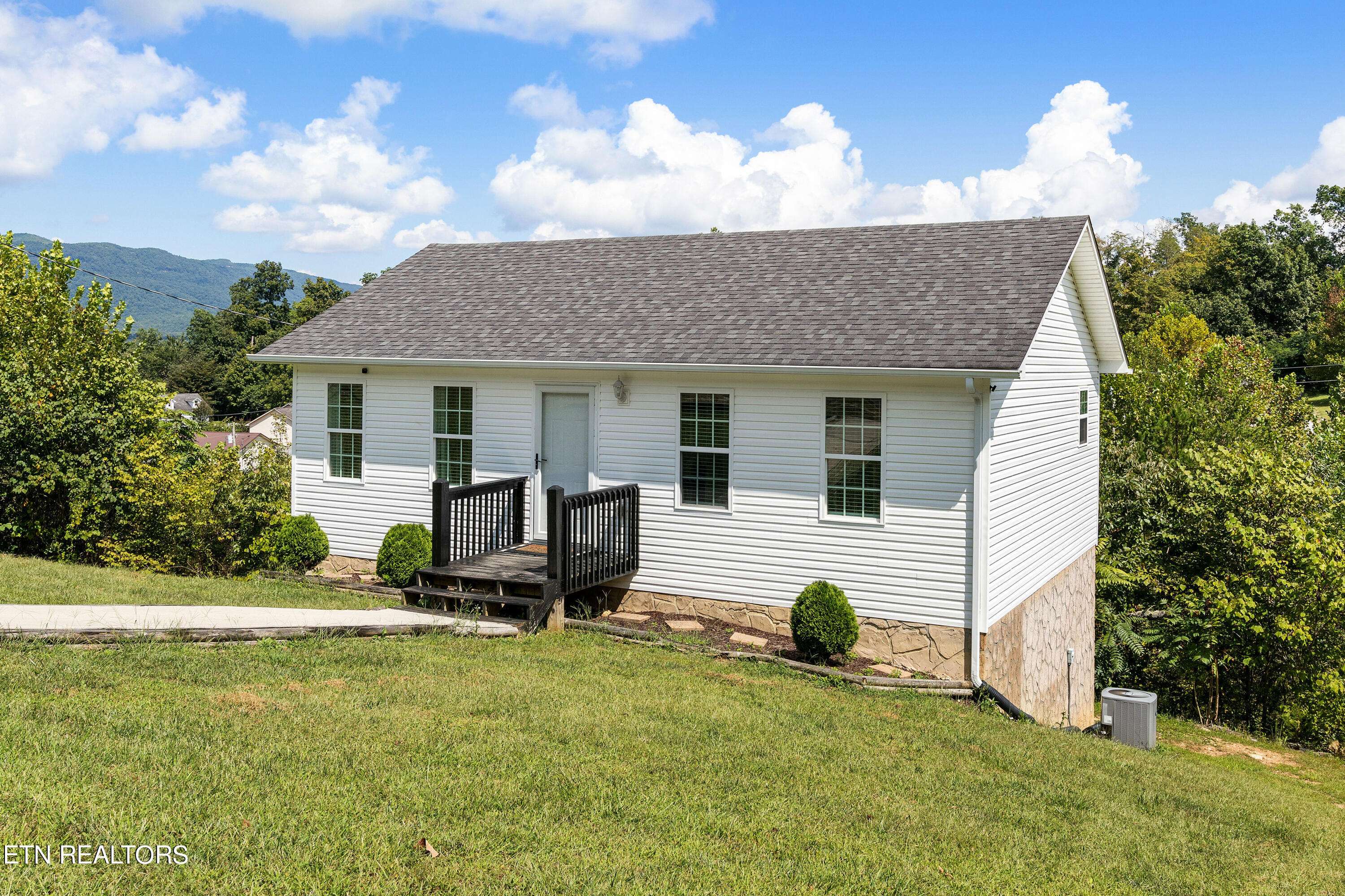 Lafollette, TN 37766,128 View LN