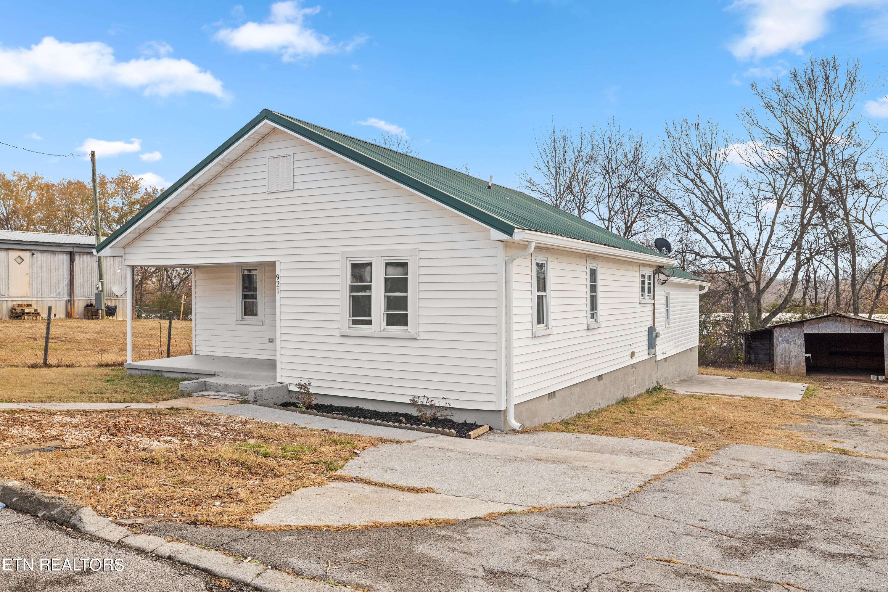 Loudon, TN 37774,921 Vale St