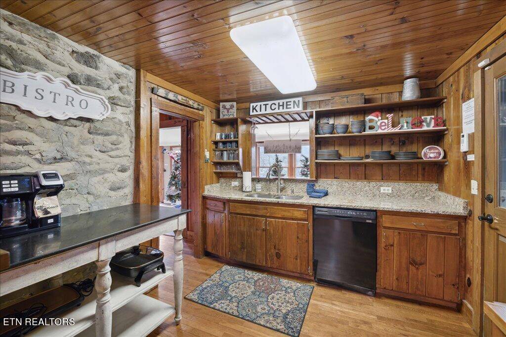 Gatlinburg, TN 37738,255 Poplar LN