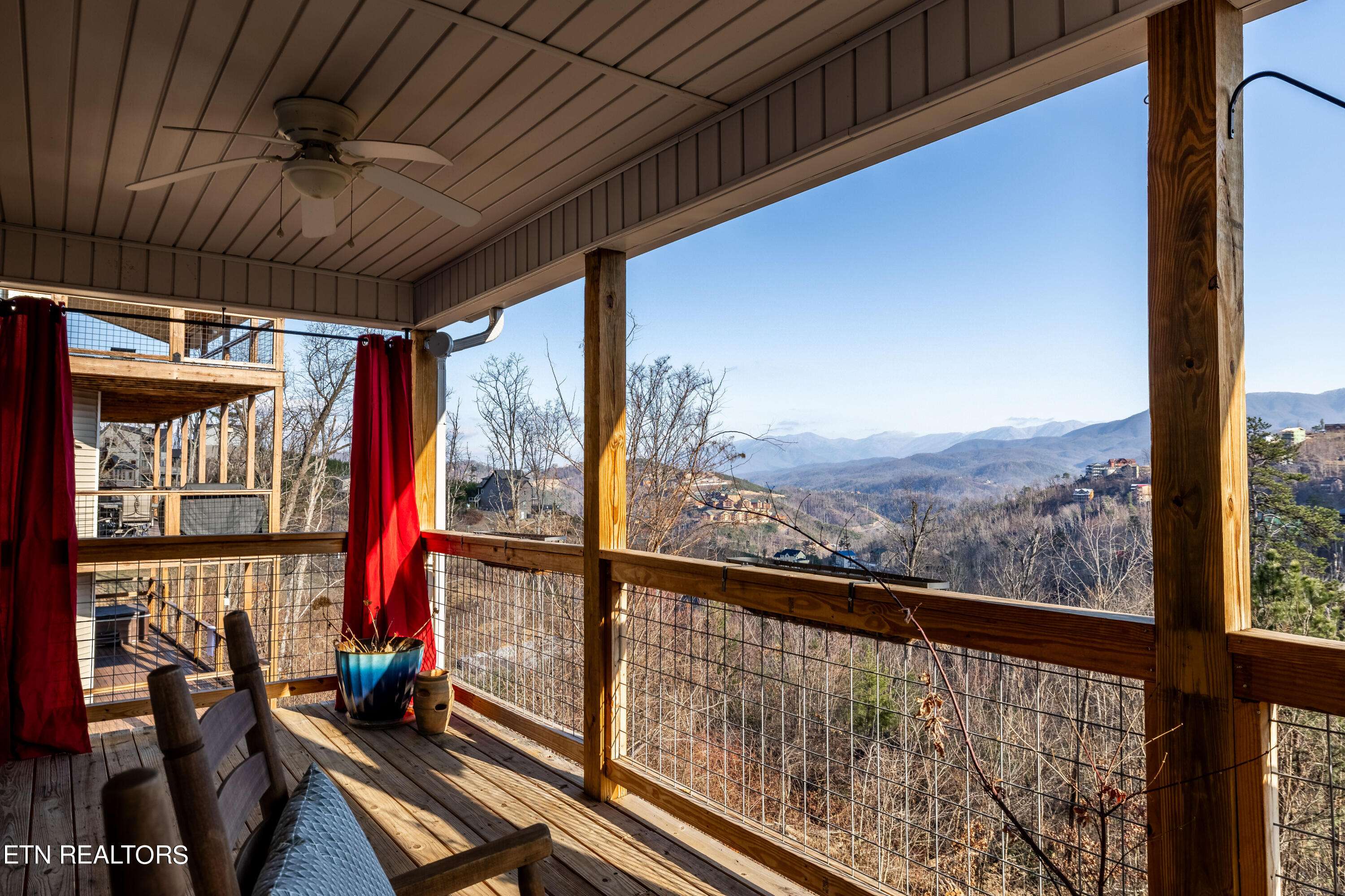 Gatlinburg, TN 37738,944 Chestnut DR