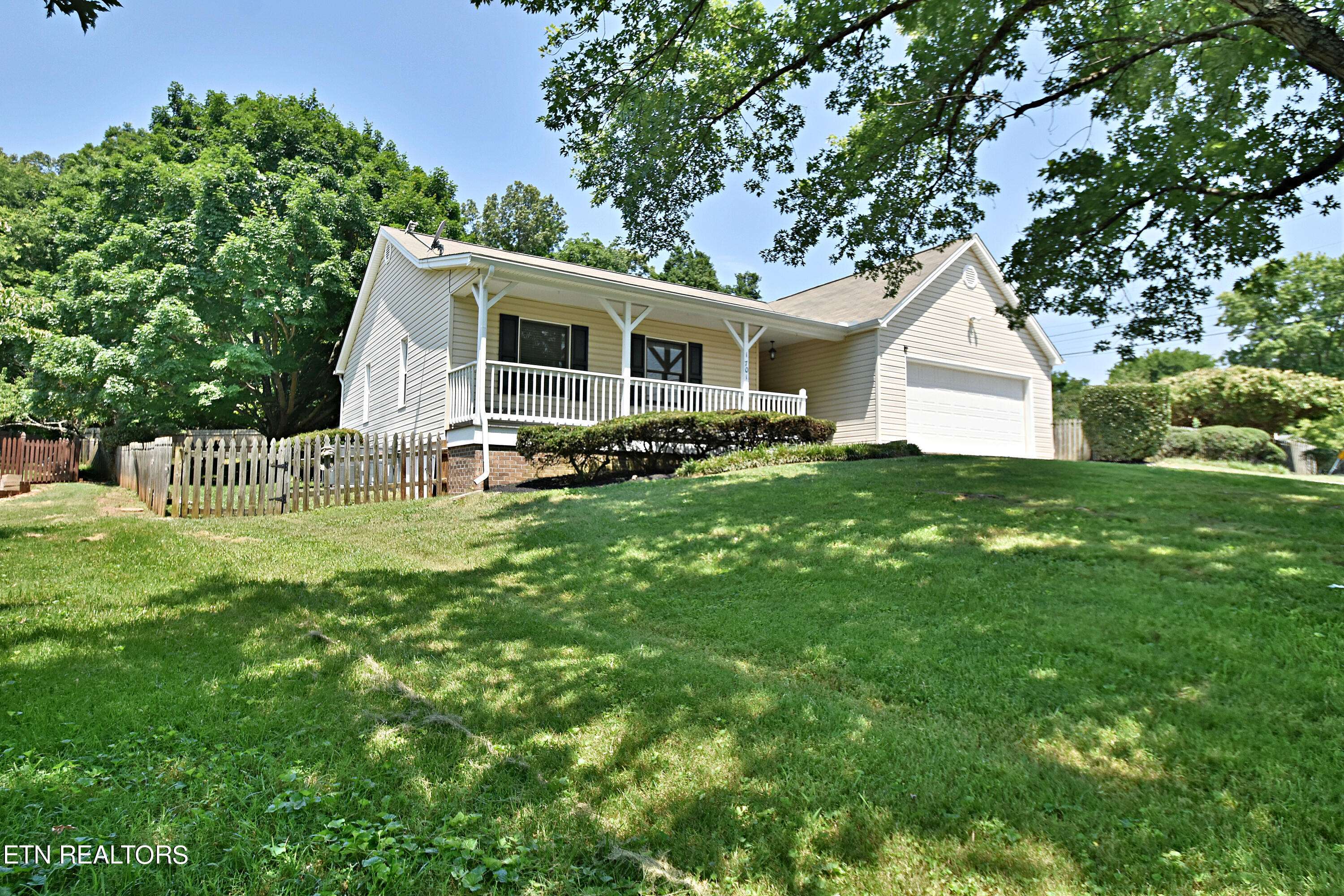 Knoxville, TN 37922,1701 Dunraven DR