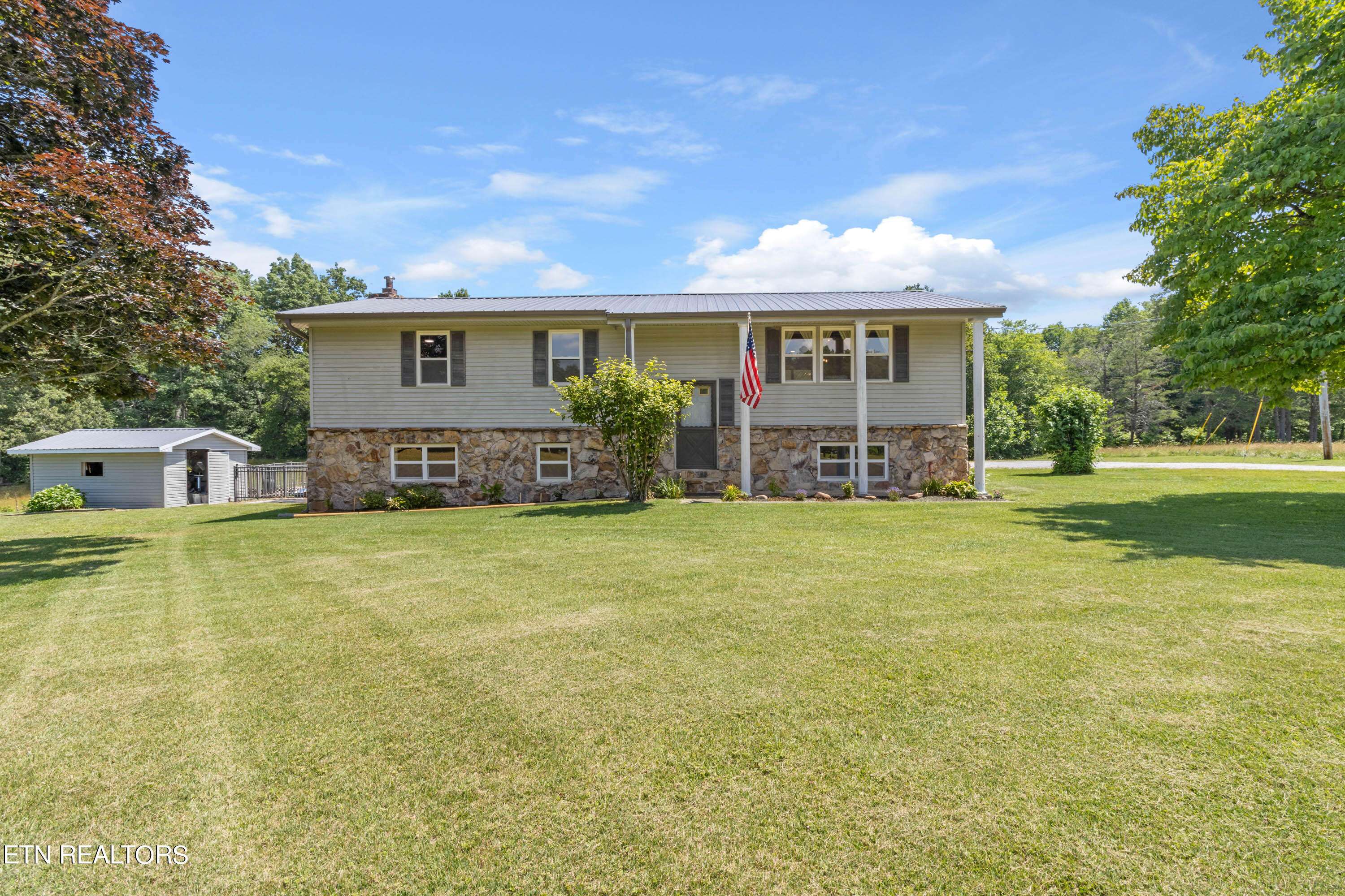 Deer Lodge, TN 37726,916 Old Deer Lodge Pike