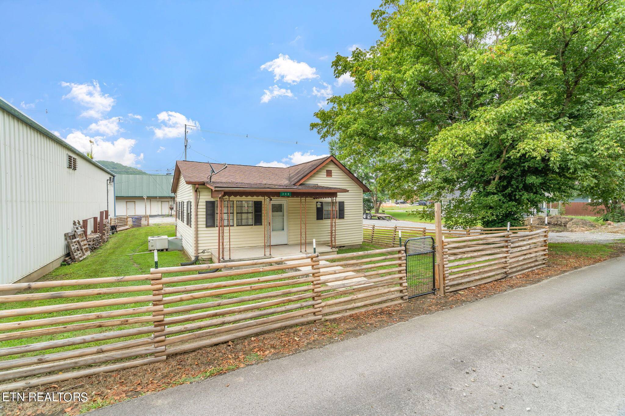 Rocky Top, TN 37769,308 Railroad Ave