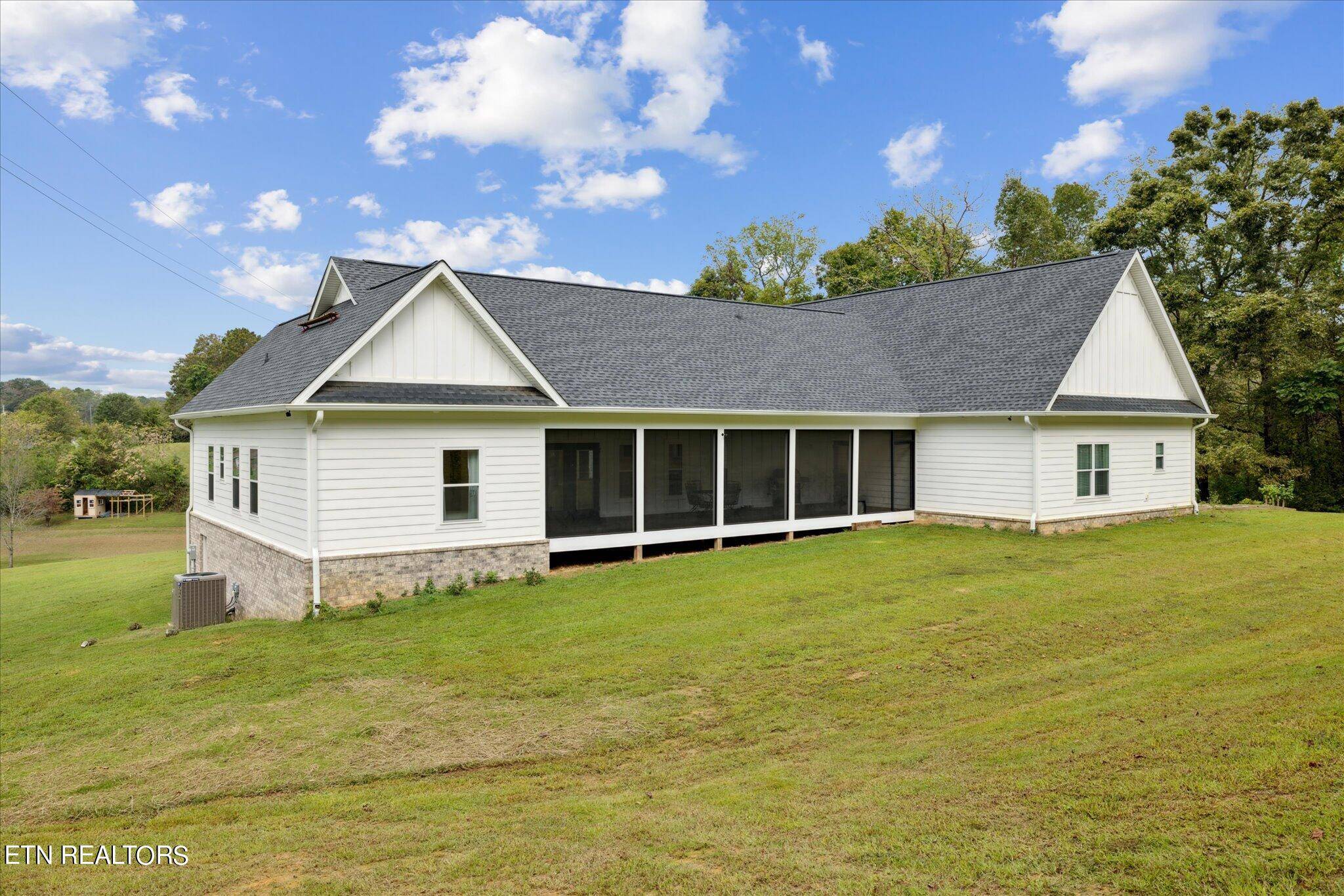 Dandridge, TN 37725,916 Zirkle Rd