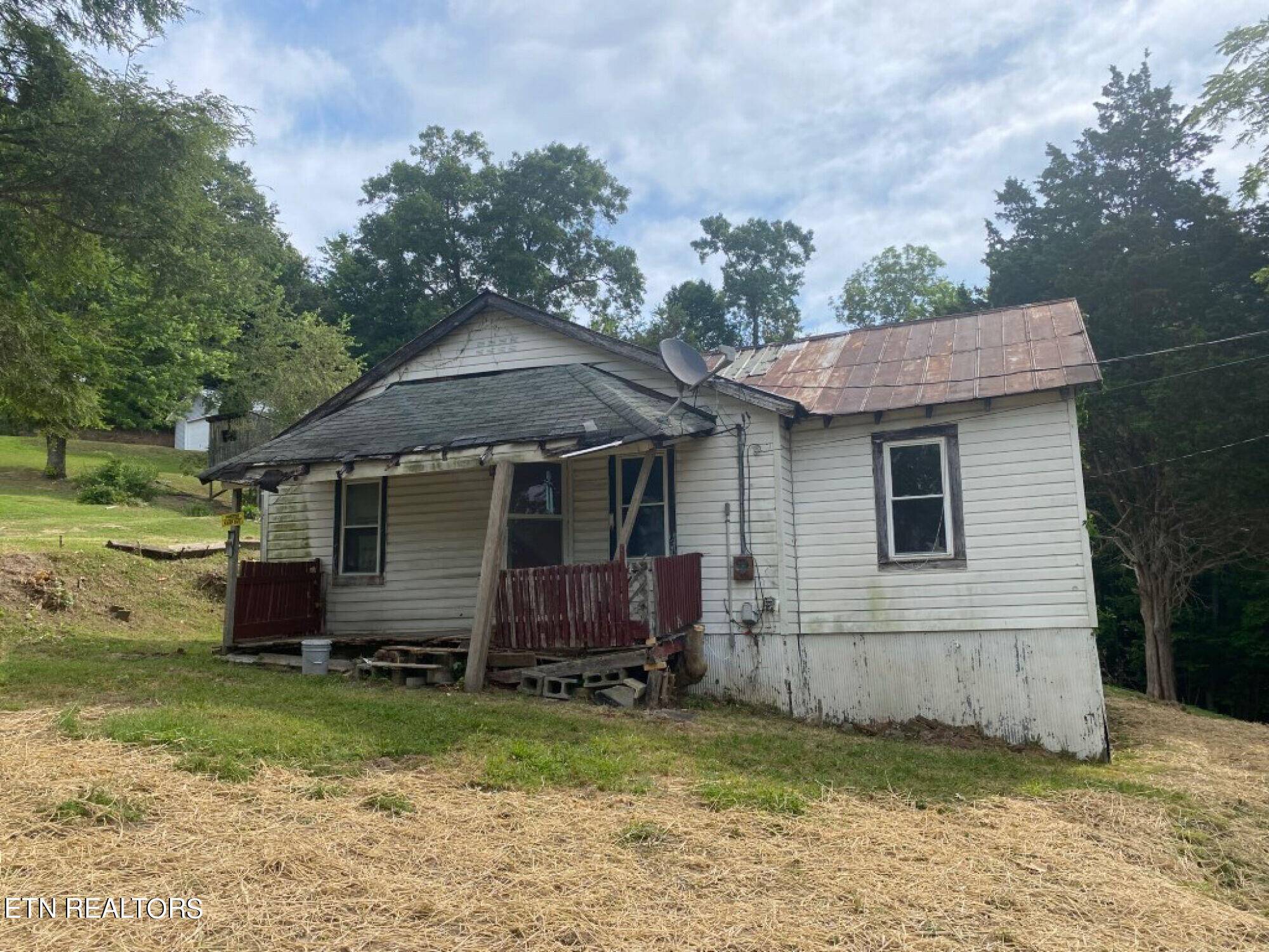 Jacksboro, TN 37757,1333 Pinecrest Rd