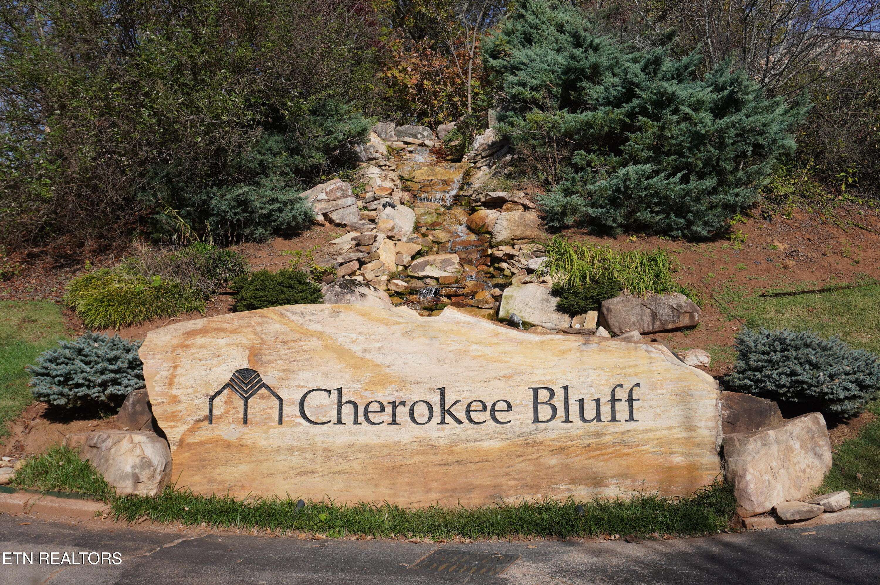 Knoxville, TN 37920,2001 Cherokee Bluff