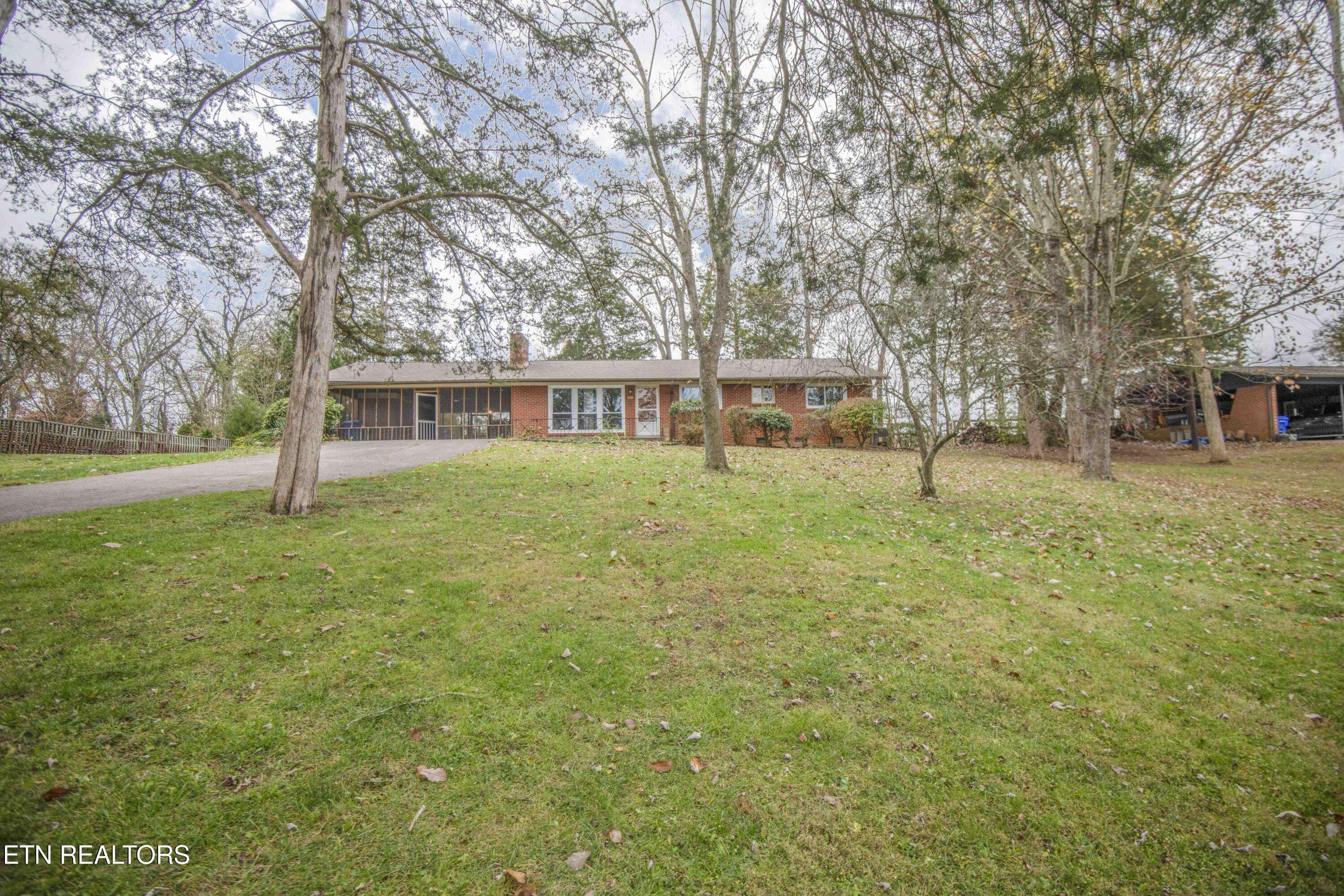 Clinton, TN 37716,408 Douglas LN