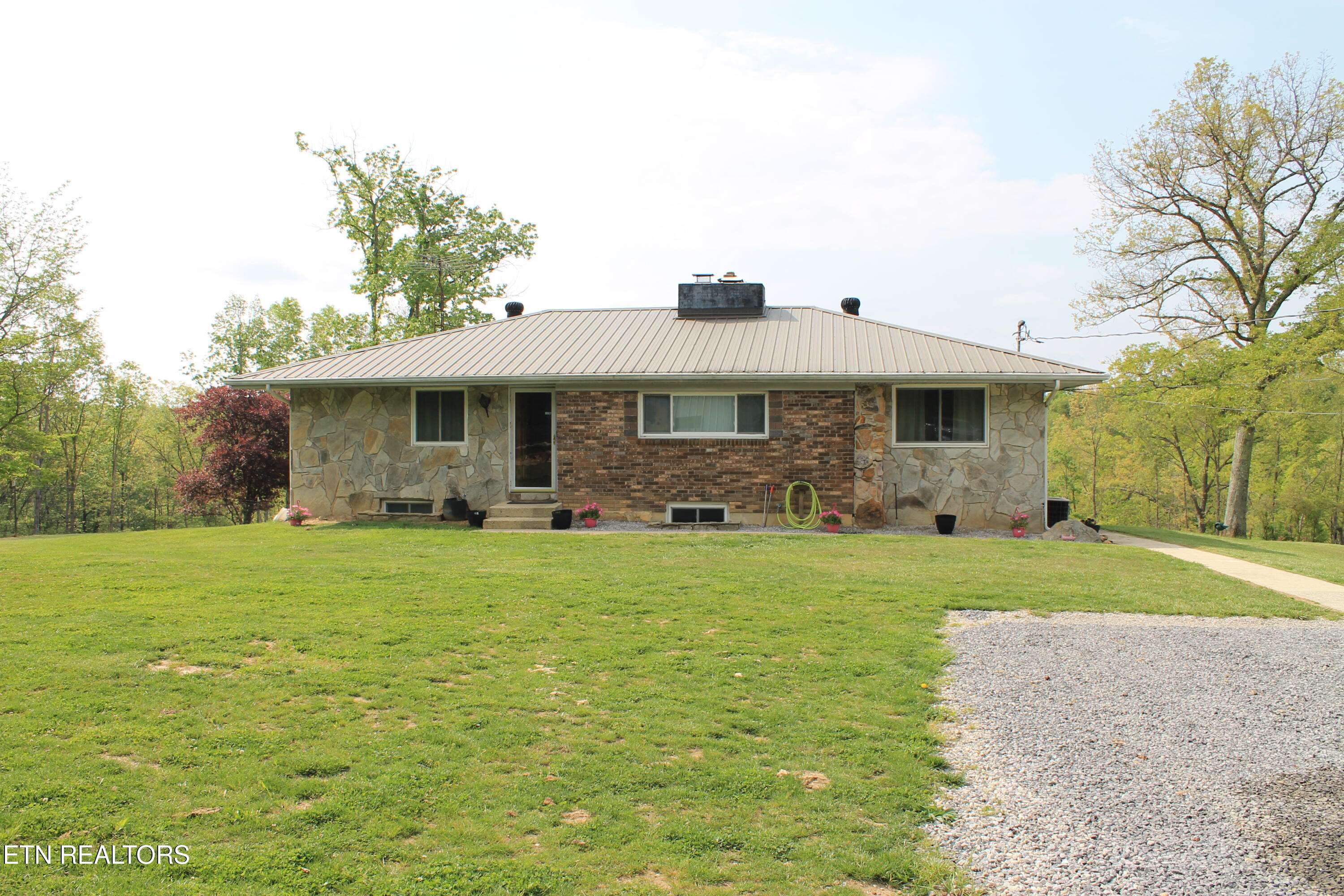 Deer Lodge, TN 37726,798 Christenson Rd